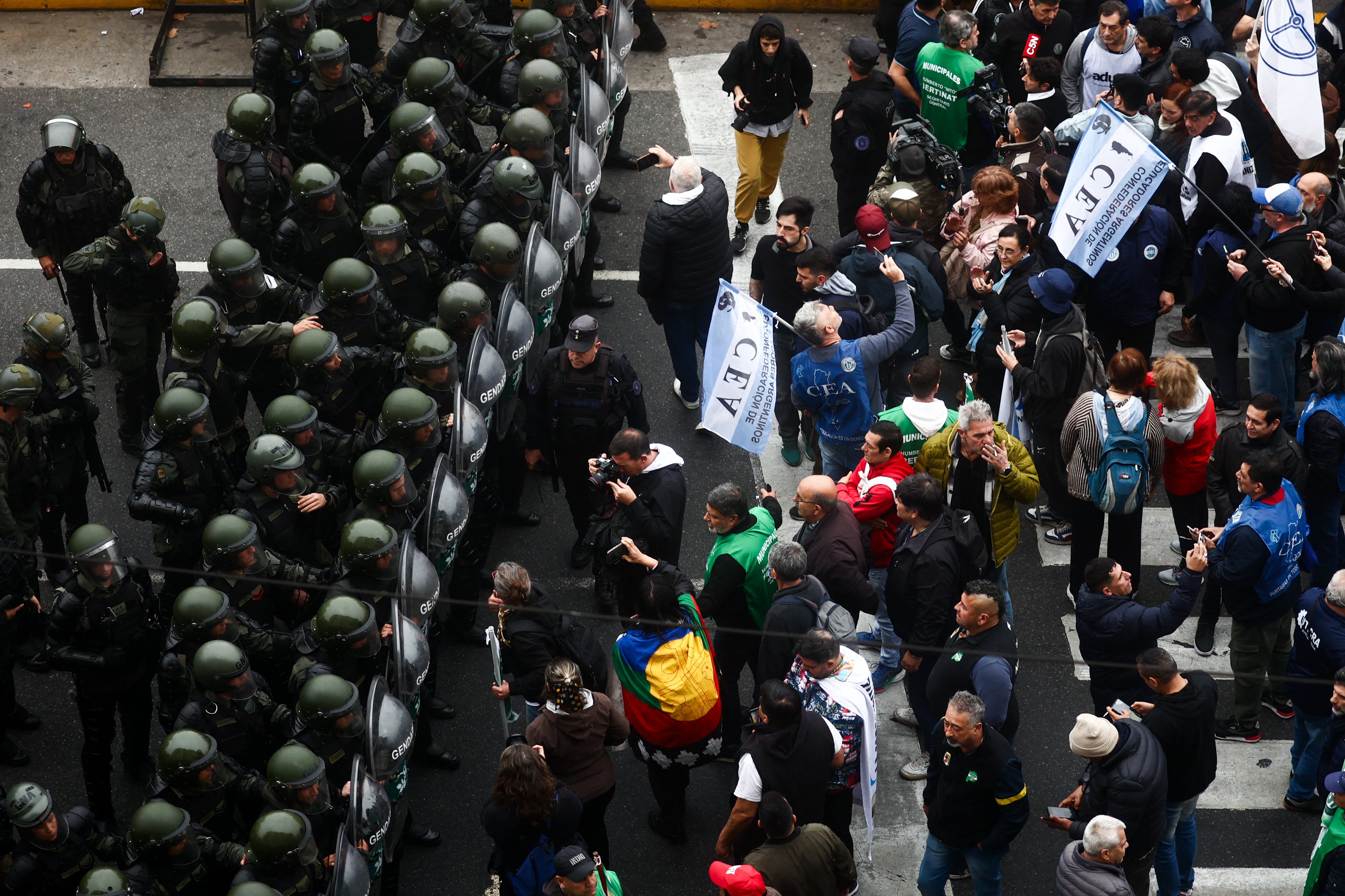 Tensión en el congreso mientras se debate la ley bases en el senado