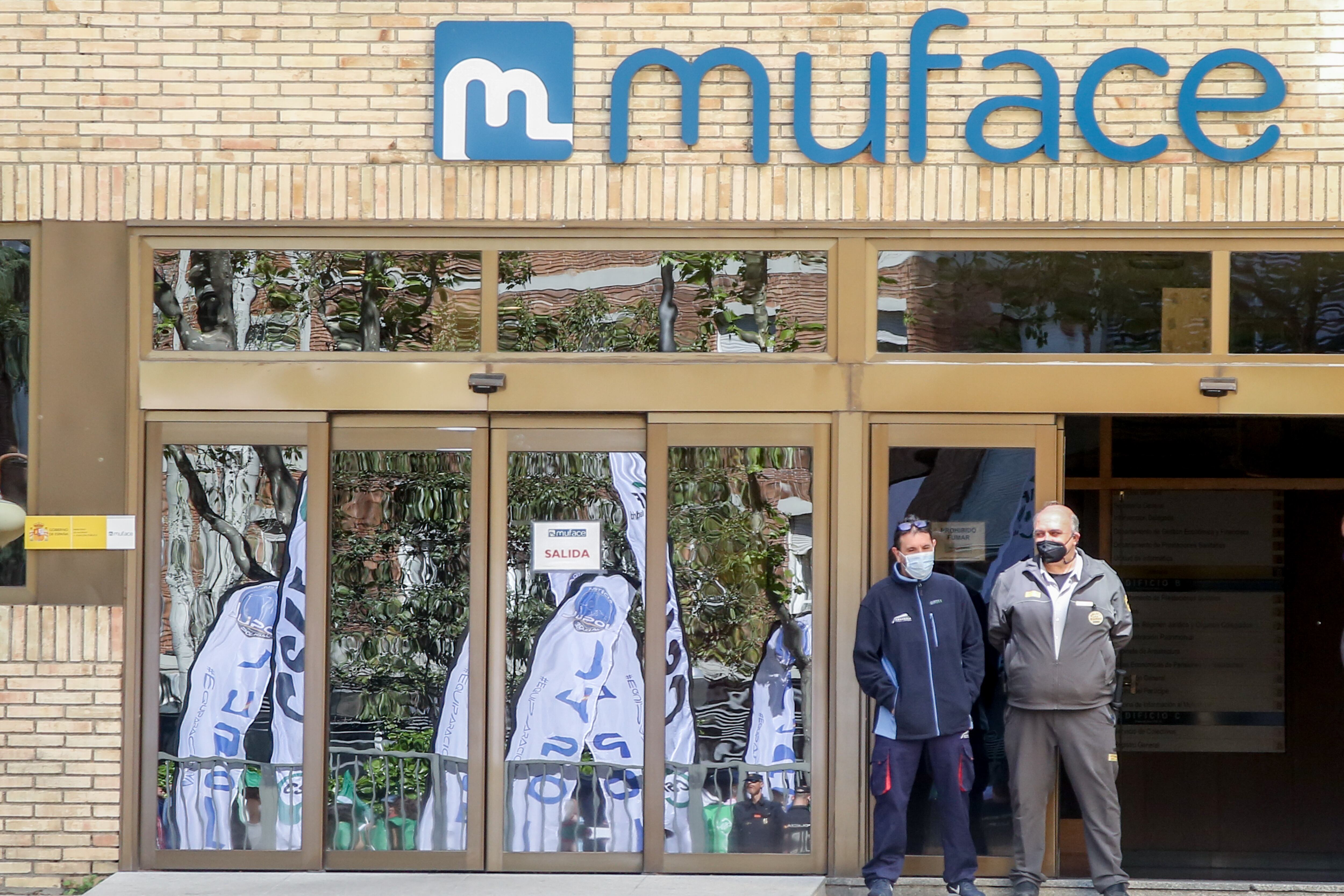 Imagen de archivo: Edificio de Muface durante la protesta de funcionarios contra los recortes que han sufrido en su prestación sanitaria, a 18 de abril de 2022, en Madrid (España). (Ricardo Rubio / Europa Press)