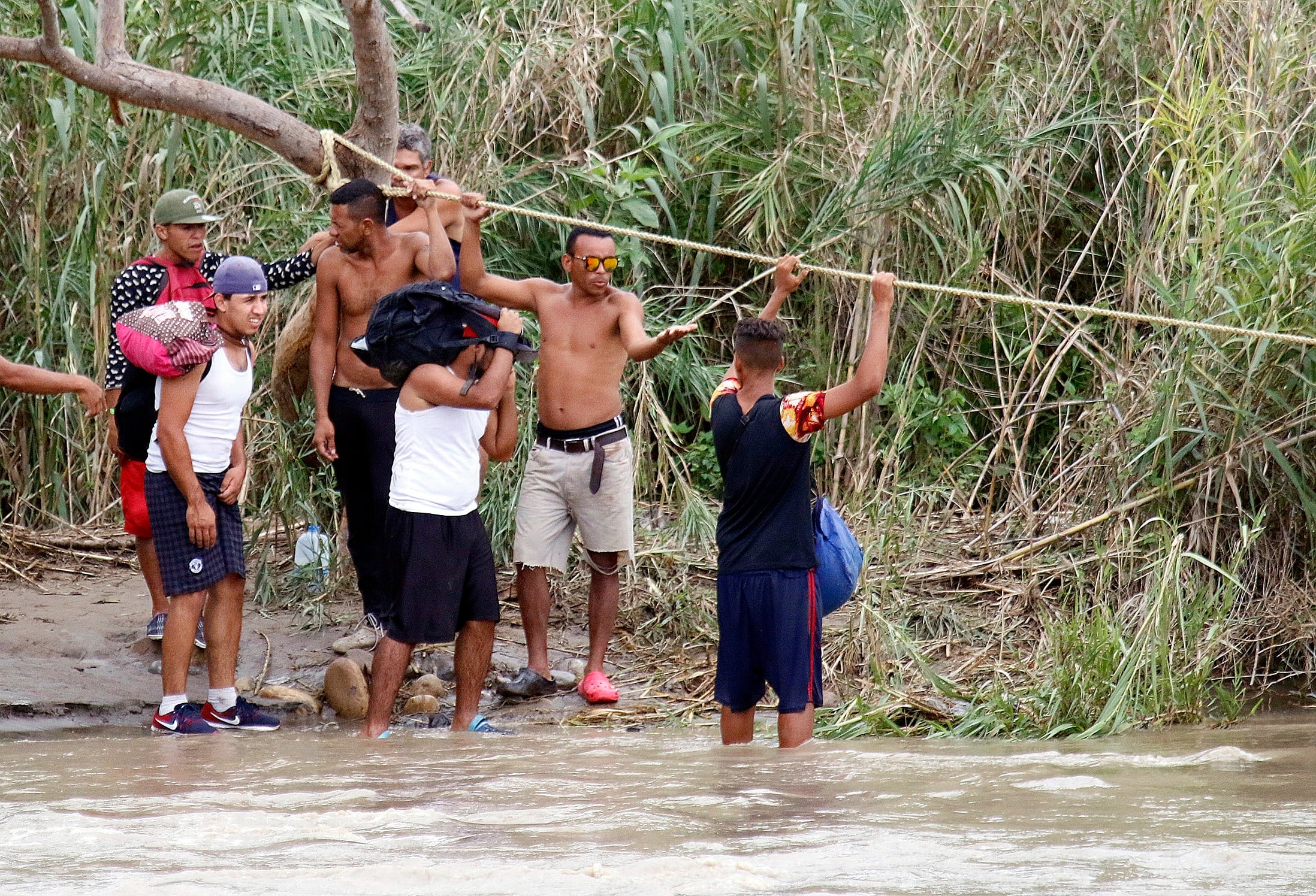 Puente artesanal colapsó en Norte de Santander y dejó una decena de heridos