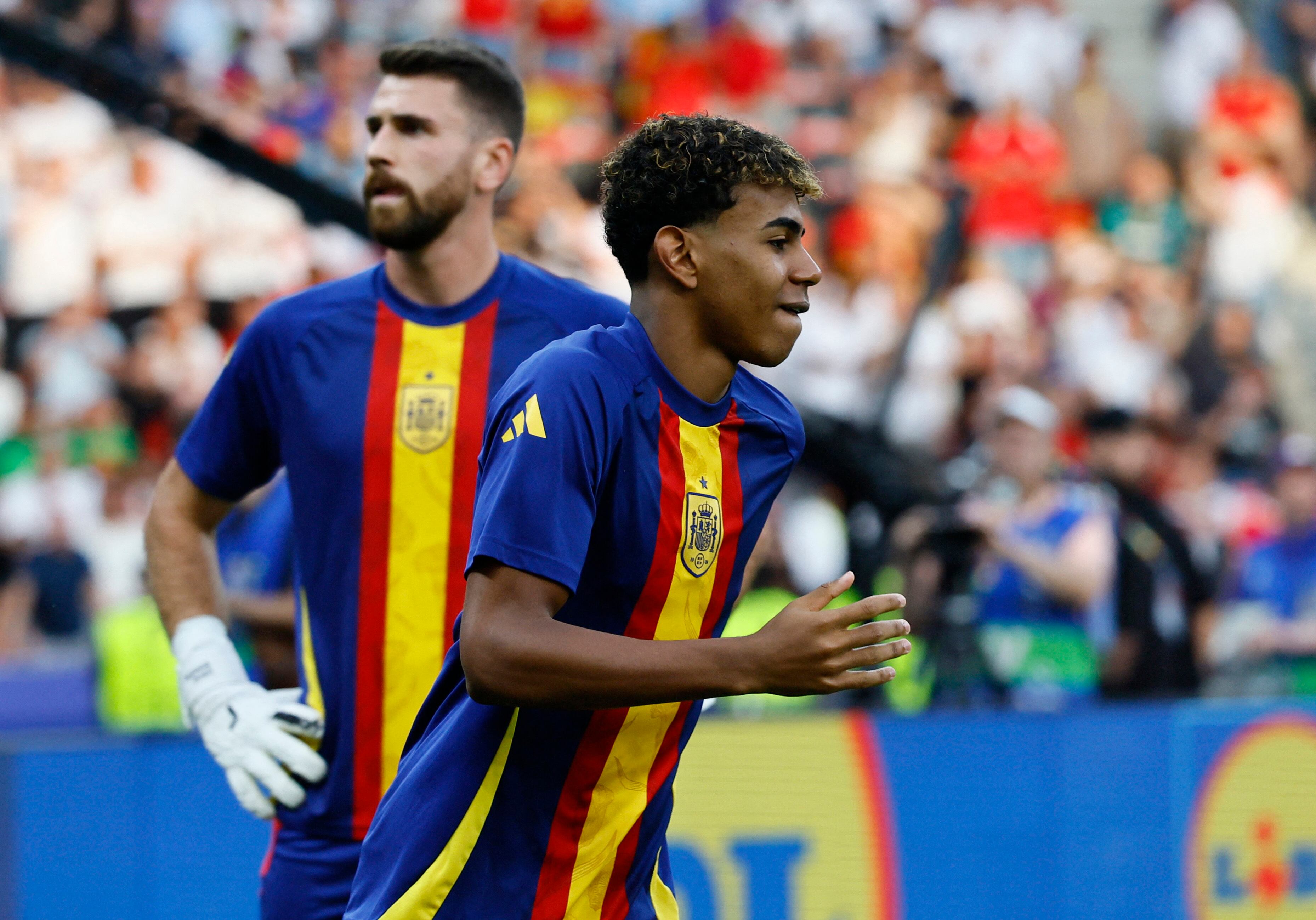 Lamine Yamal y Unai Simon en el calentamiento antes de la final (REUTERS/Wolfgang Rattay)