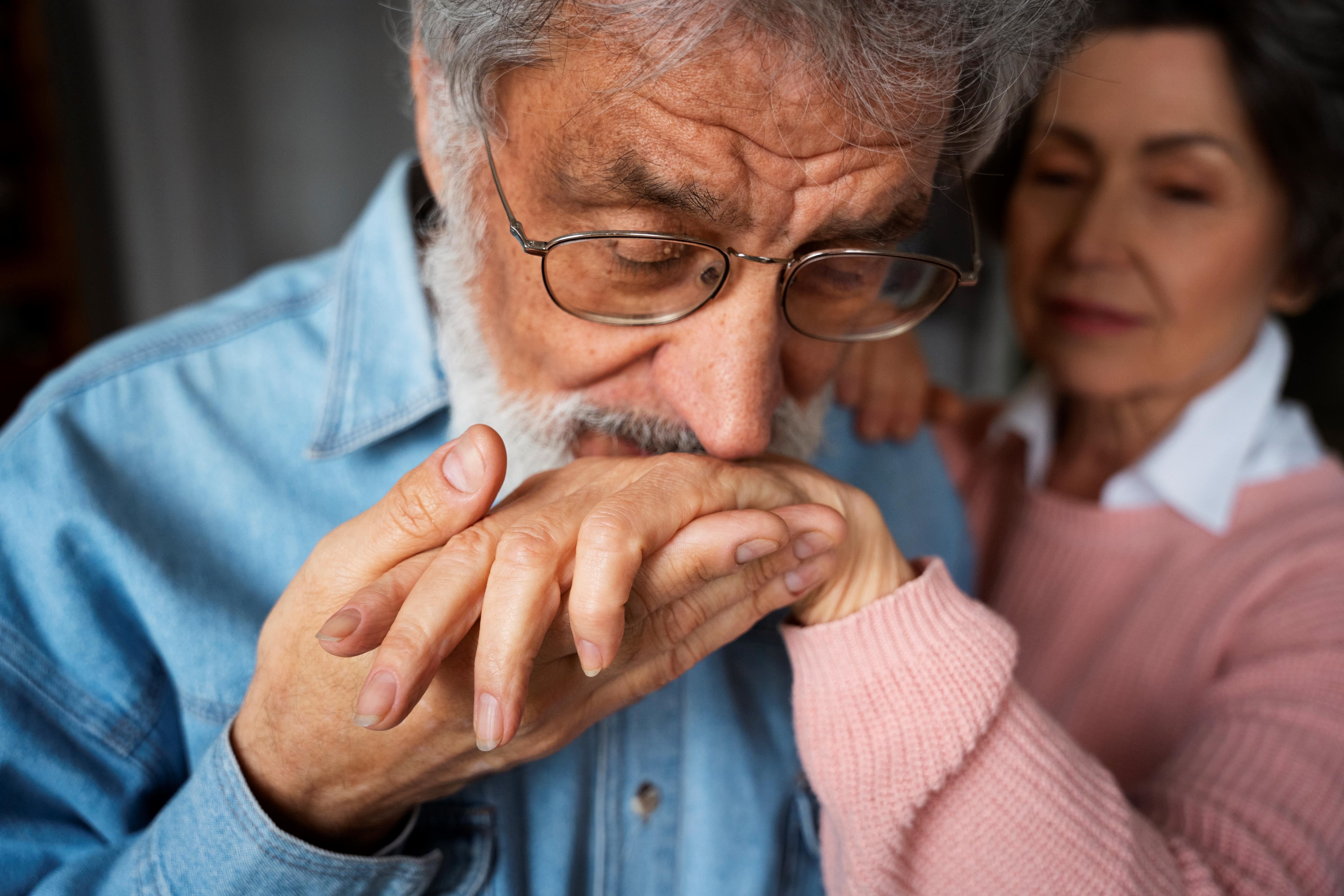 La soledad es el peor enemigo y se recomienda que una persona que sufre de alzheimer no permanezca sola, esto podría agravar su condición - crédito Freepik