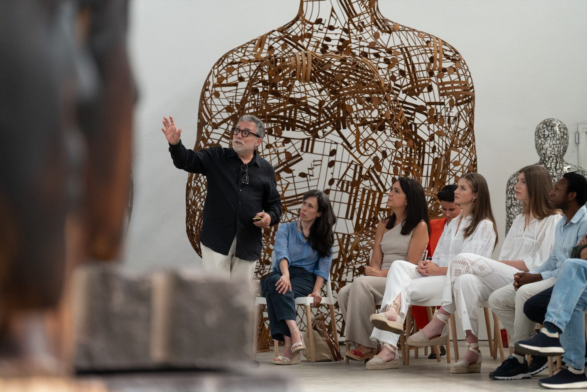 La Princesa Leonor y la Infanta Sofía escuchan al escultor Juame Plensa durante una visita a su taller (David Zorrakino / Europa Press)