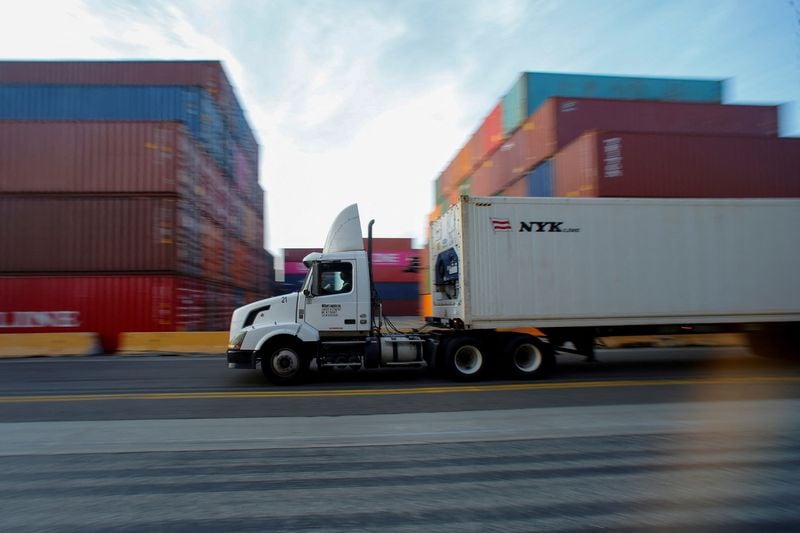 Para distancias largas, el costo de transporte camionero en Argentina es más bajo que en Brasil (REUTERS/Mike Blake/Archivo)