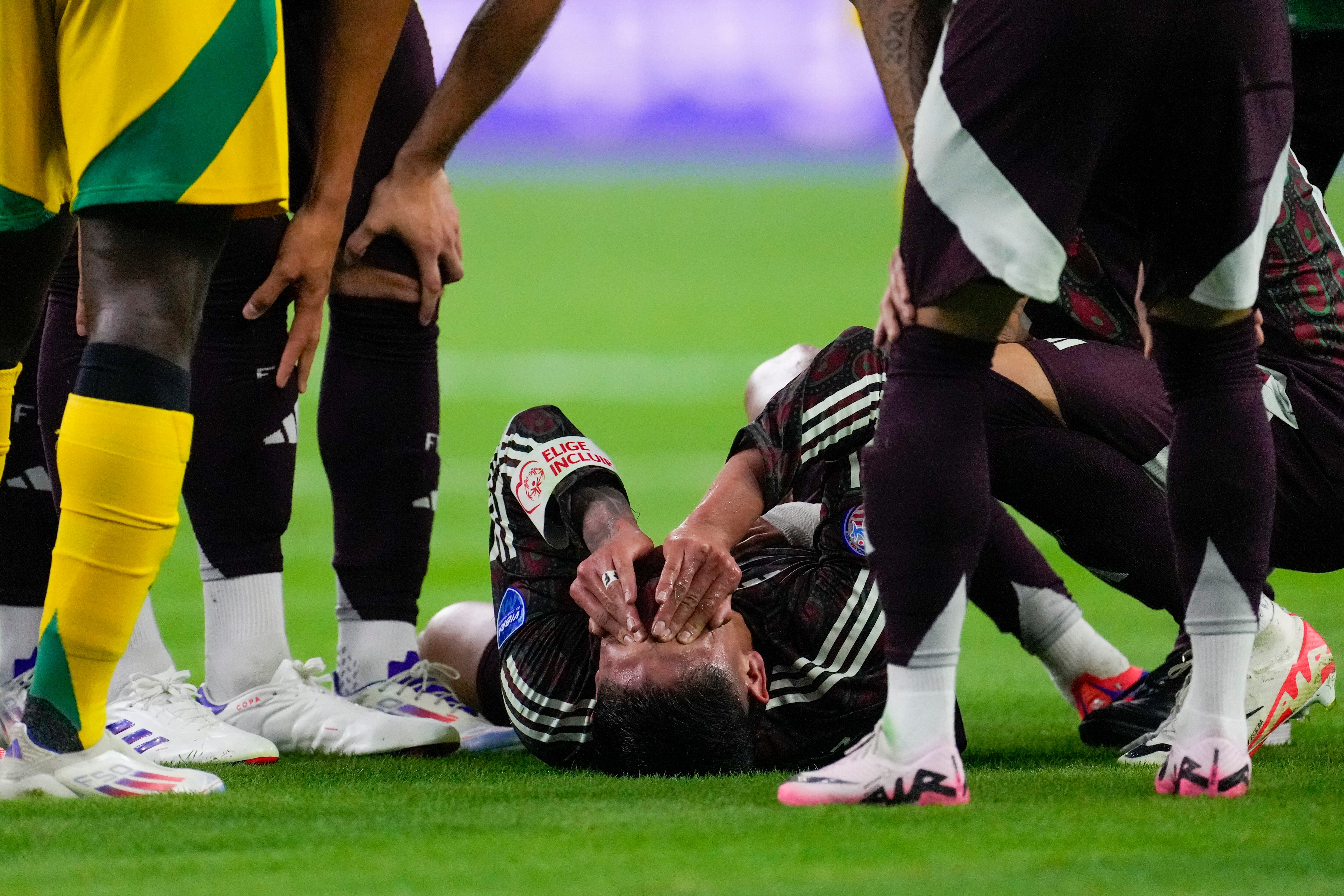 El volante mexicano Edson Álvarez (centro) se retuerce de dolor durante el partido contra Jamaica por el Grupo B de la Copa América, el sábado 22 de junio de 2024, en Houston. (AP Foto/David J. Phillip)