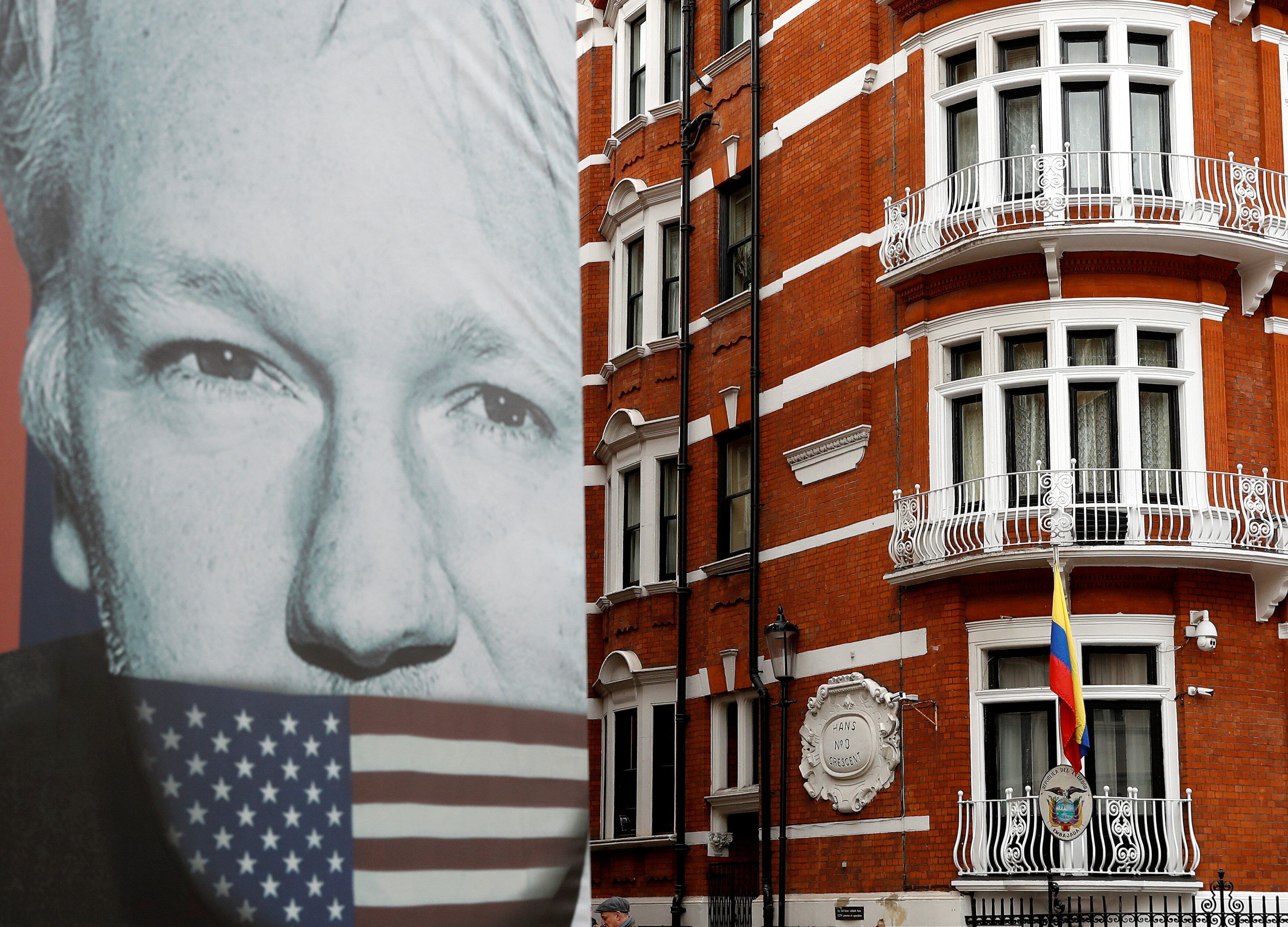 La revocación del asilo por parte de Ecuador llevó a la detención de Assange en 2019. (REUTERS/Peter Nicholls)