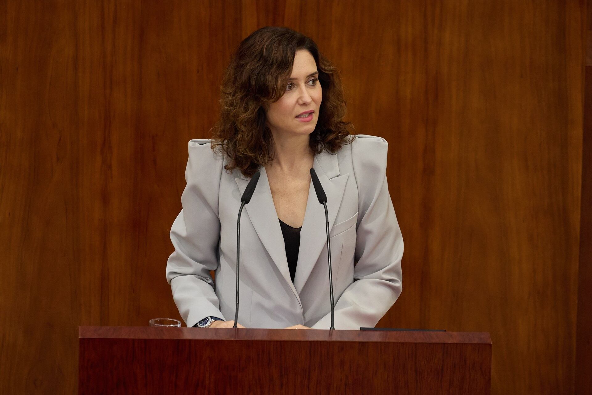 La presidenta de la Comunidad de Madrid, Isabel Díaz Ayuso, en la sesión del Debate del Estado de la Región en la Asamblea. (Jesús Hellín / Europa Press)