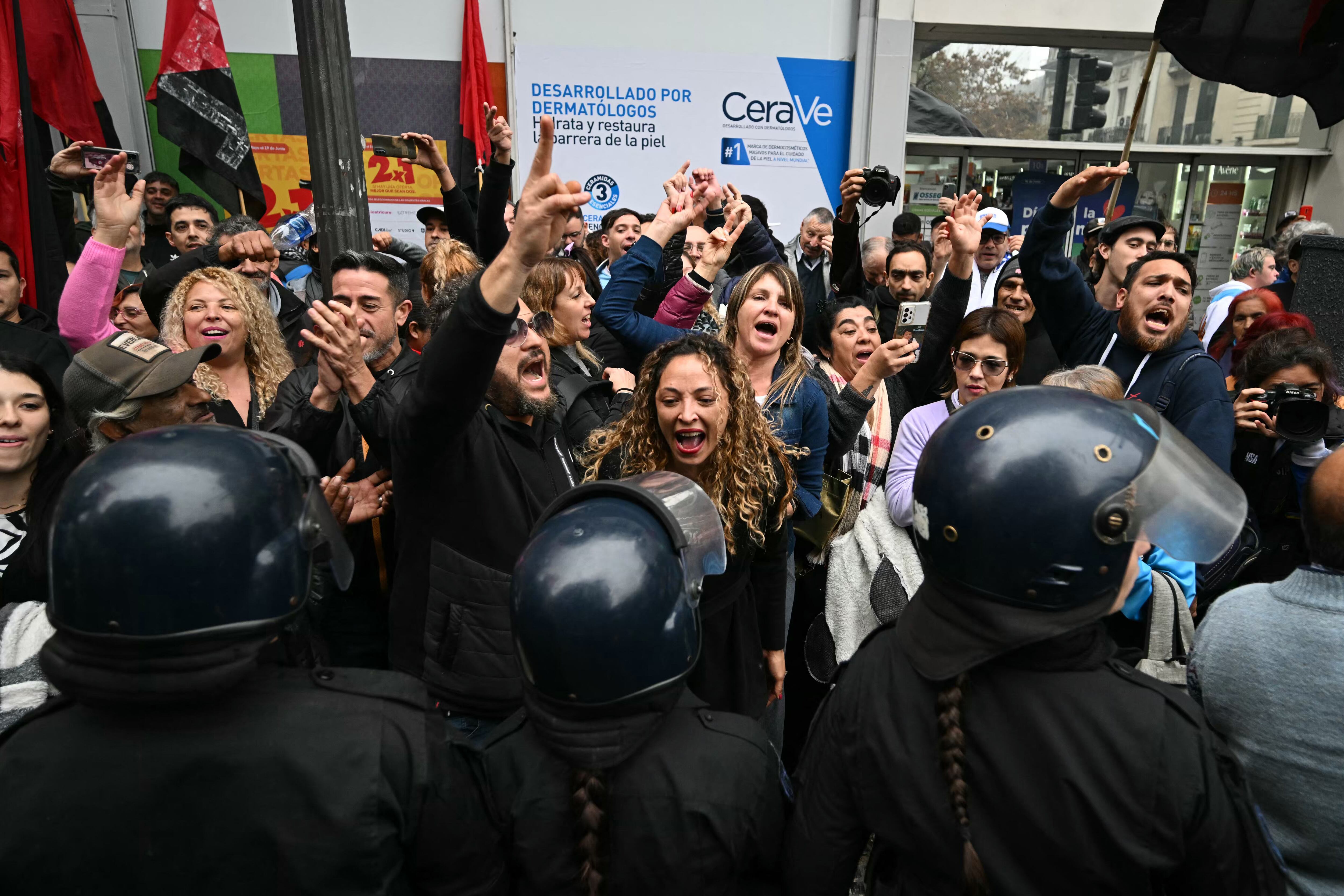 Tensión en el congreso mientras se debate la ley bases en el senado