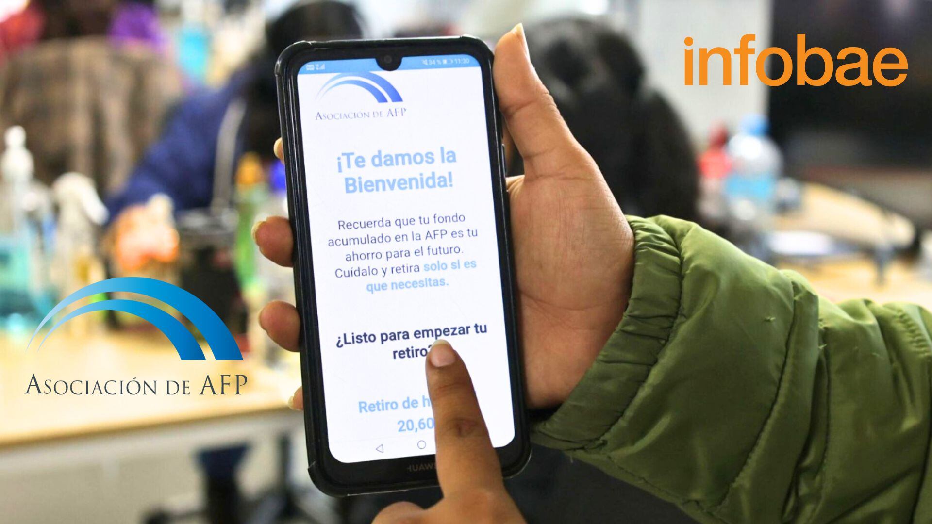 mano con celular en página de Asociación de AFP para solicitar el retiro AFP