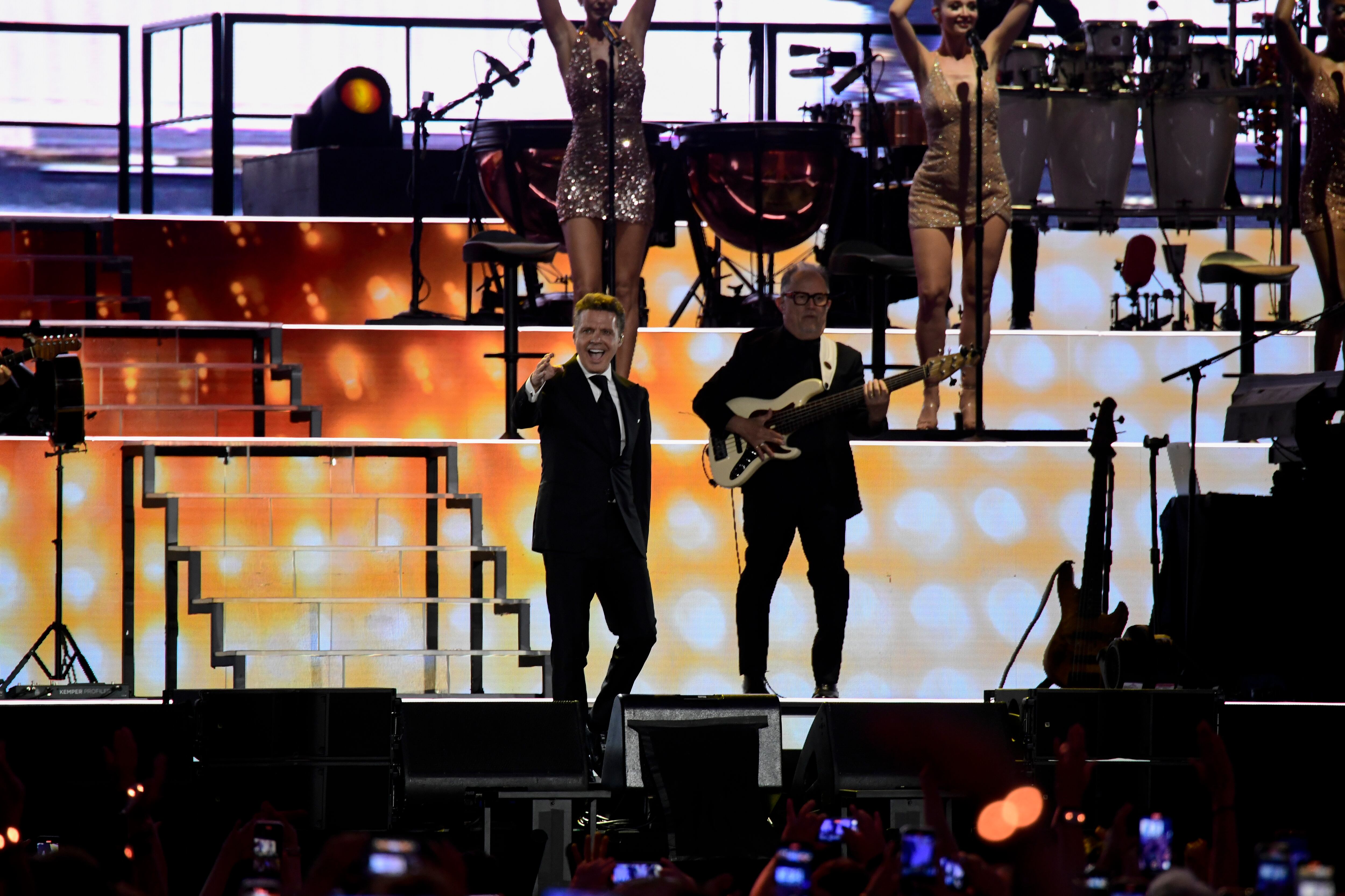 El cantante mexicano Luis Miguel durante el concierto que ofrece este sábado en Madrid. EFE/ Victor Lerena 