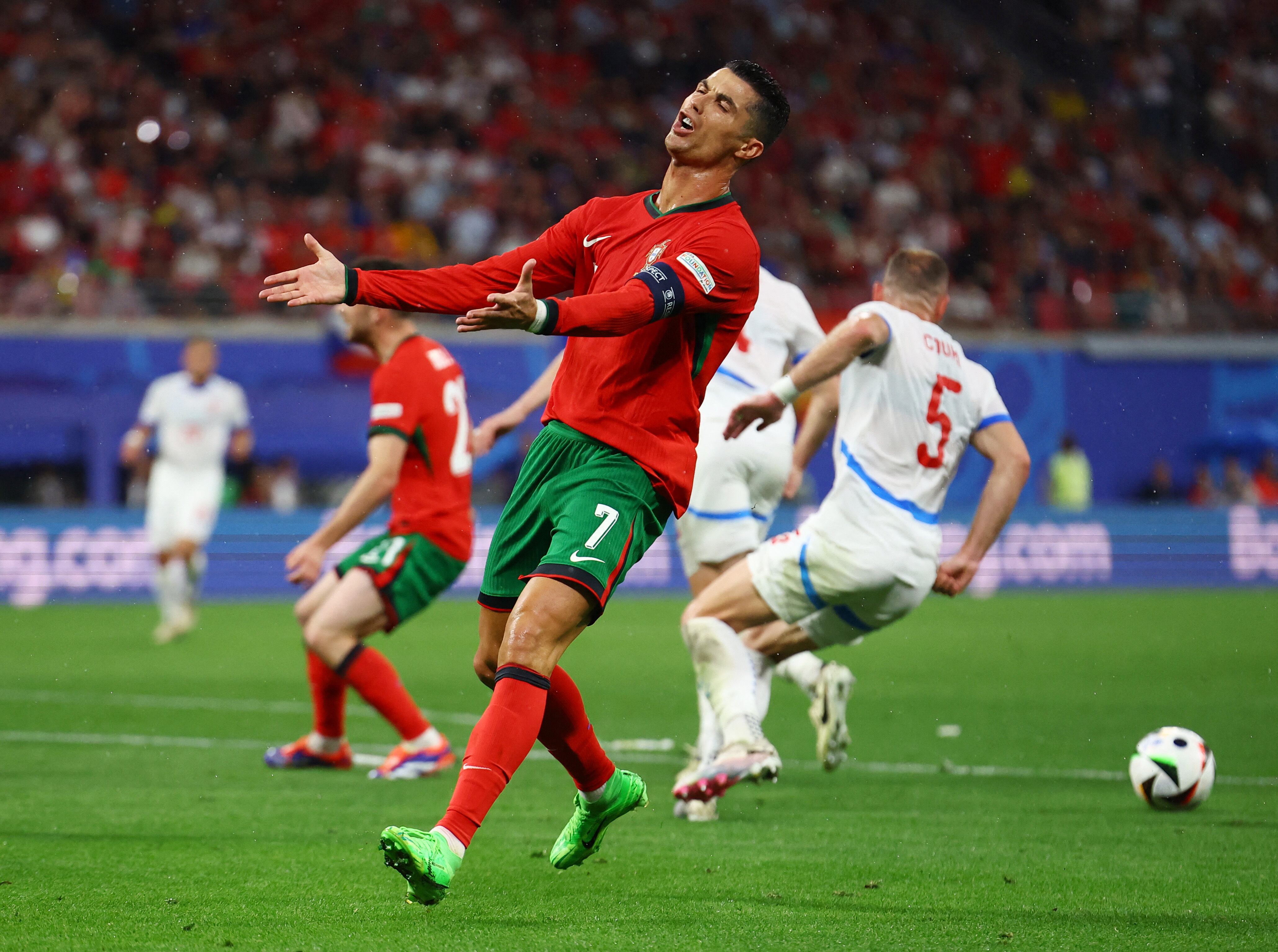 Cristiano Ronaldo en acción ante República Checa en el primer duelo de Portugal en la Eurocopa 2024 (REUTERS/Lisi Niesner)