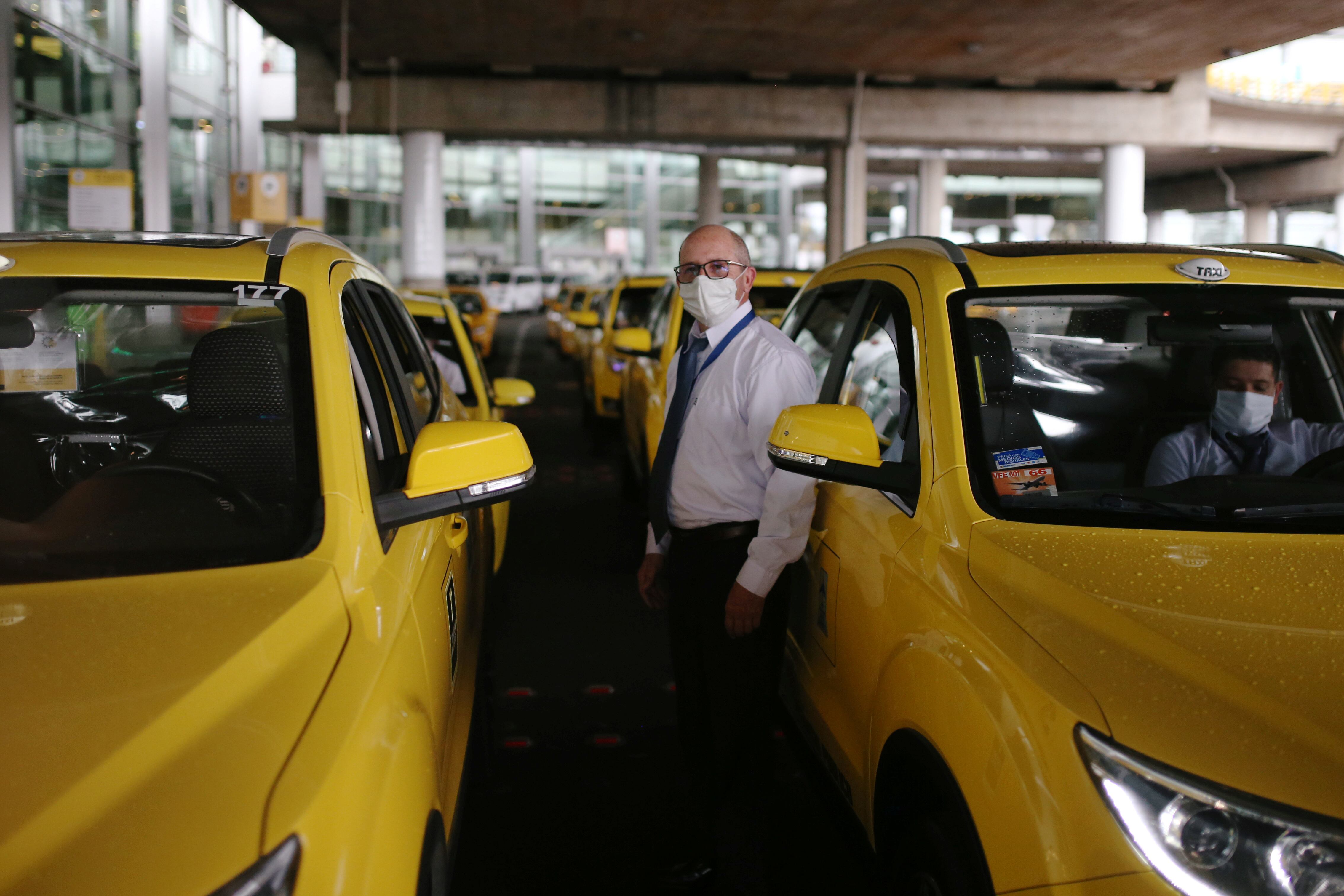 En redes fue apodado como el taxi Bentley o taxi Royce - crédito Luisa Gonzalez / Reuters 