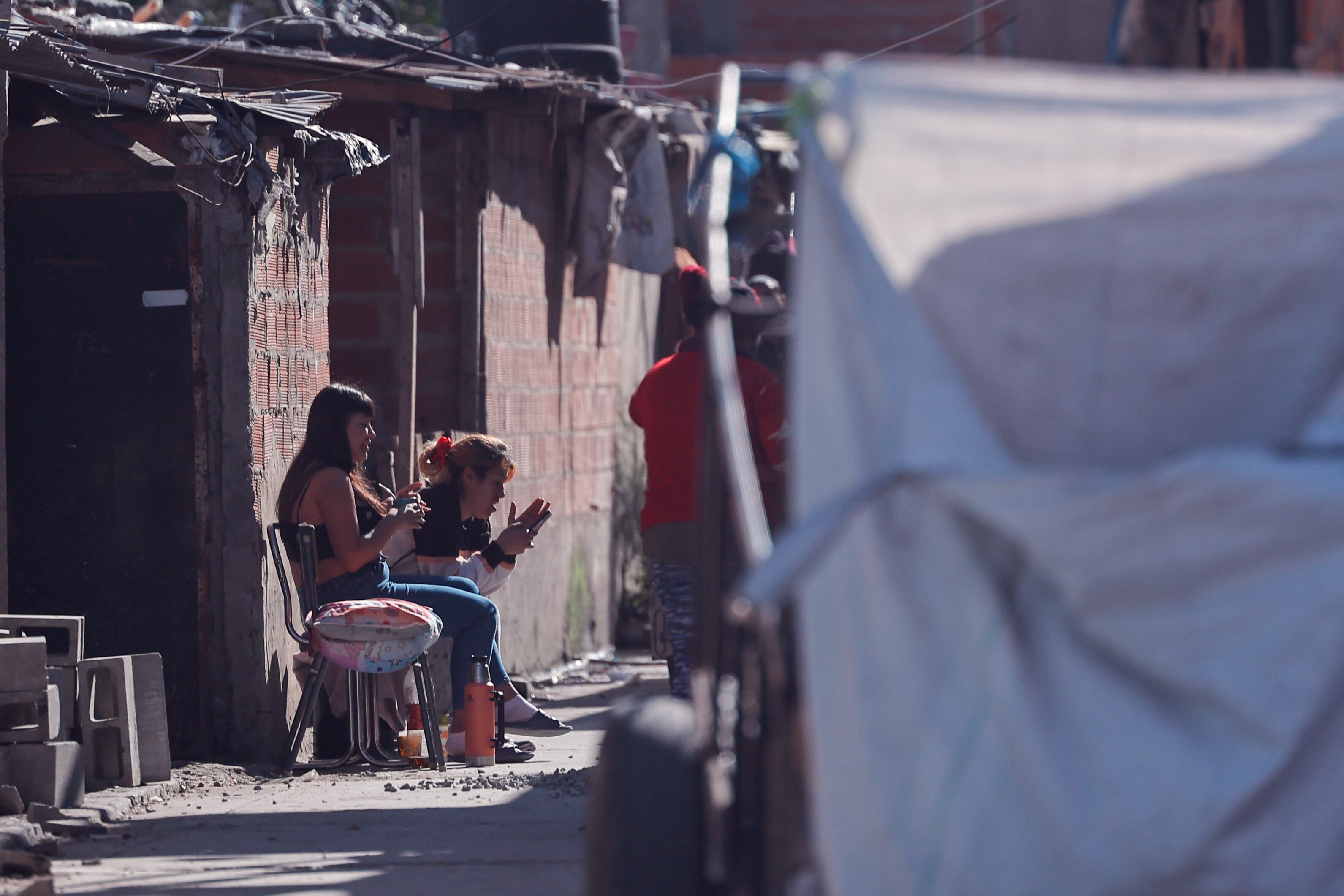 Fotografía de personas en situación de calle en un barrio marginal este lunes, en la Ciudad de Buenos Aires (Argentina).EFE/Juan Ignacio Roncoroni
