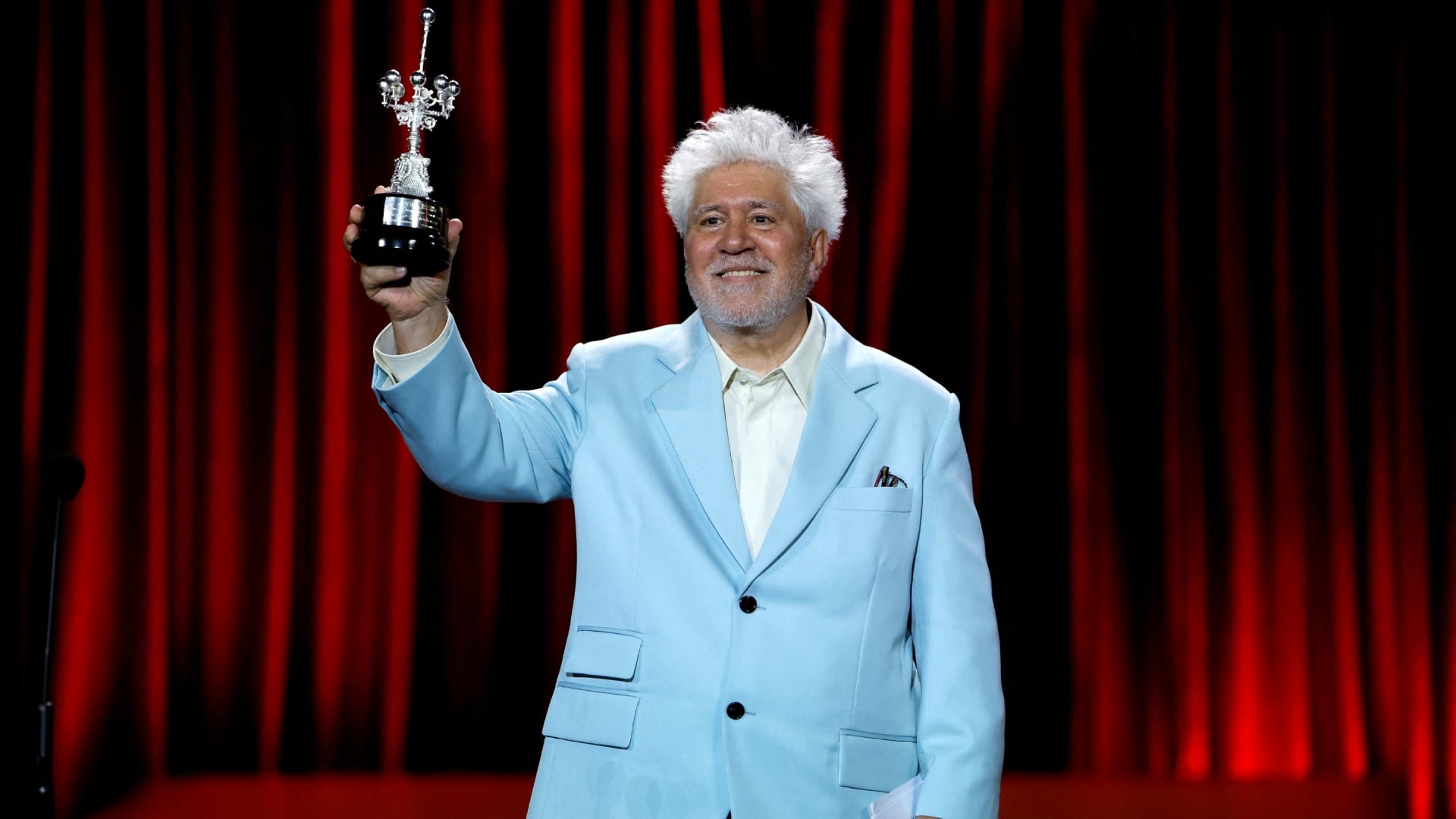 Pedro Almodóvar, al recibir el premio honorífico en San Sebastián: “El cine me lo ha dado todo” 