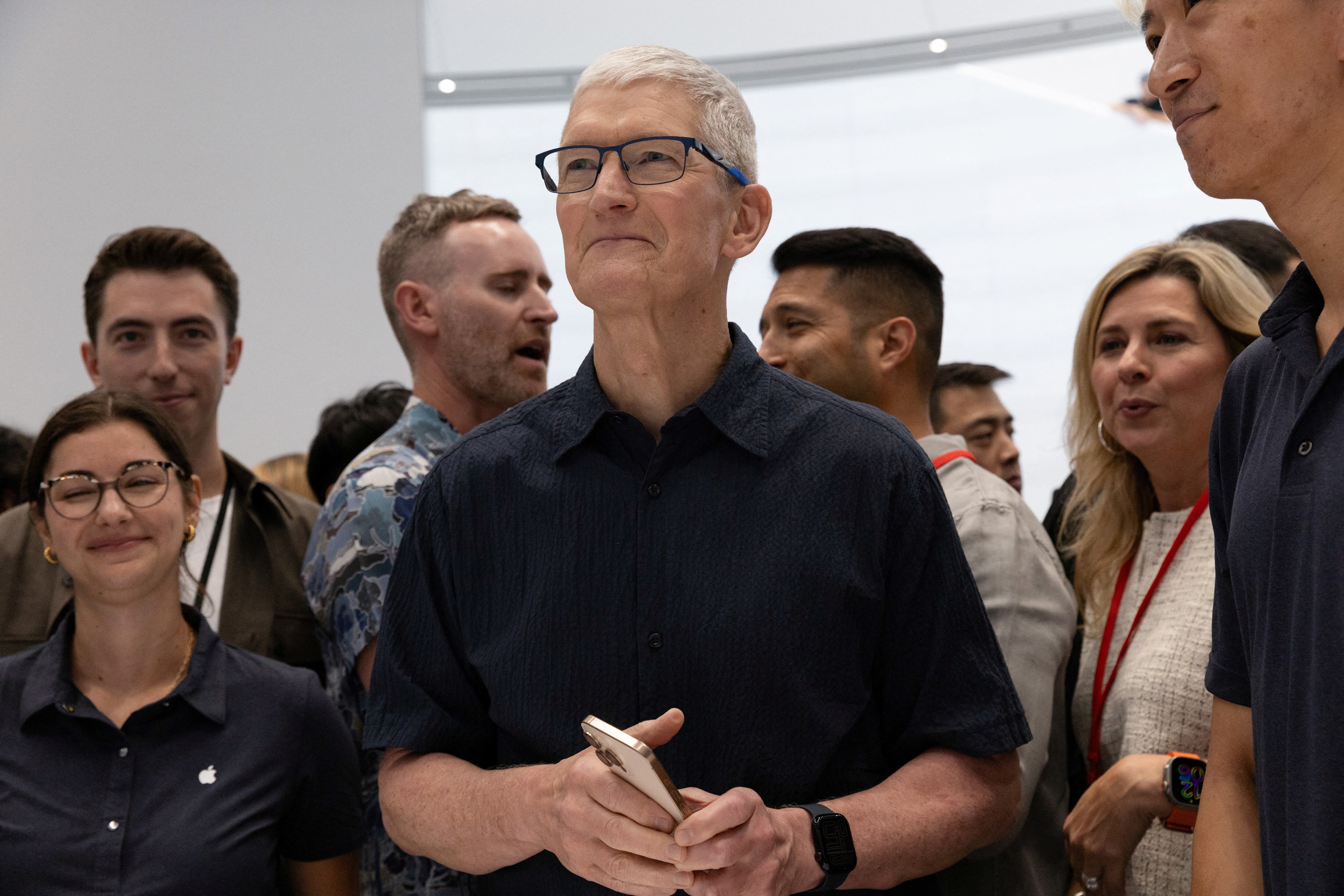 El director ejecutivo de Apple, Tim Cook, posa durante un evento de Apple en el Teatro Steve Jobs en su campus de Cupertino, California, EE. UU., el 9 de septiembre de 2024. REUTERS/Manuel Orbegozo