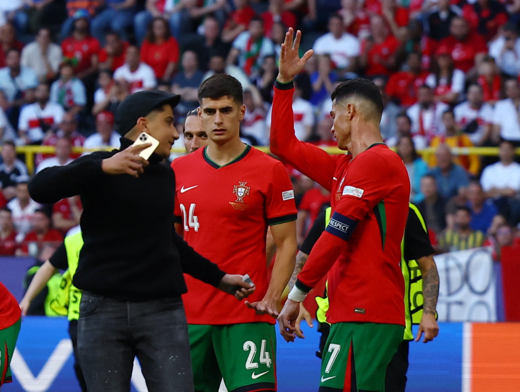 Ronaldo protagonizó diversos episodios con fanáticos que evadieron al personal de seguridad durante esta Eurocopa (Reuters)