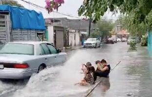 “Sólo quiero ser uno de ellos”: niños se hacen virales en TikTok por jugar con el agua de inundaciones en Monterrey