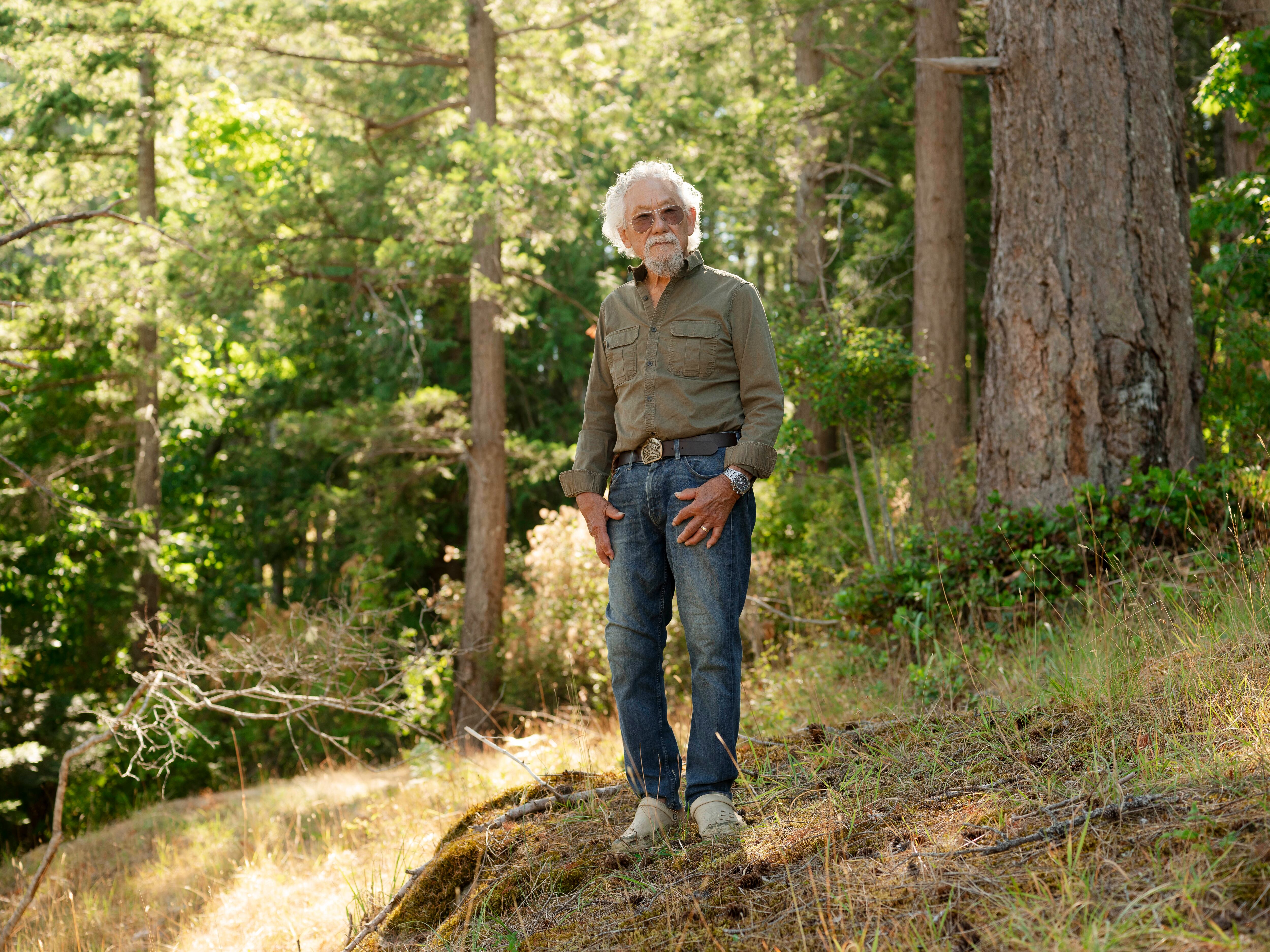 David Suzuki, activista ambiental y antiguo comentarista de televisión, en su cabaña en Quadra Island, Columbia Británica, Canadá, el 4 de agosto de 2023 (Melissa Renwick/The New York Times)