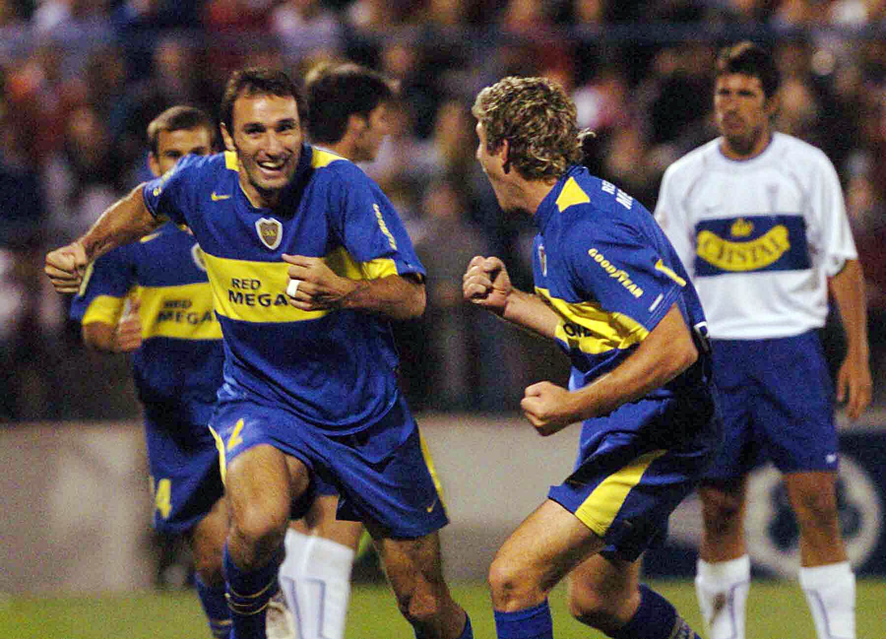 Schiavi y Martín Palermo festejando en un partido de Boca. (Telam)