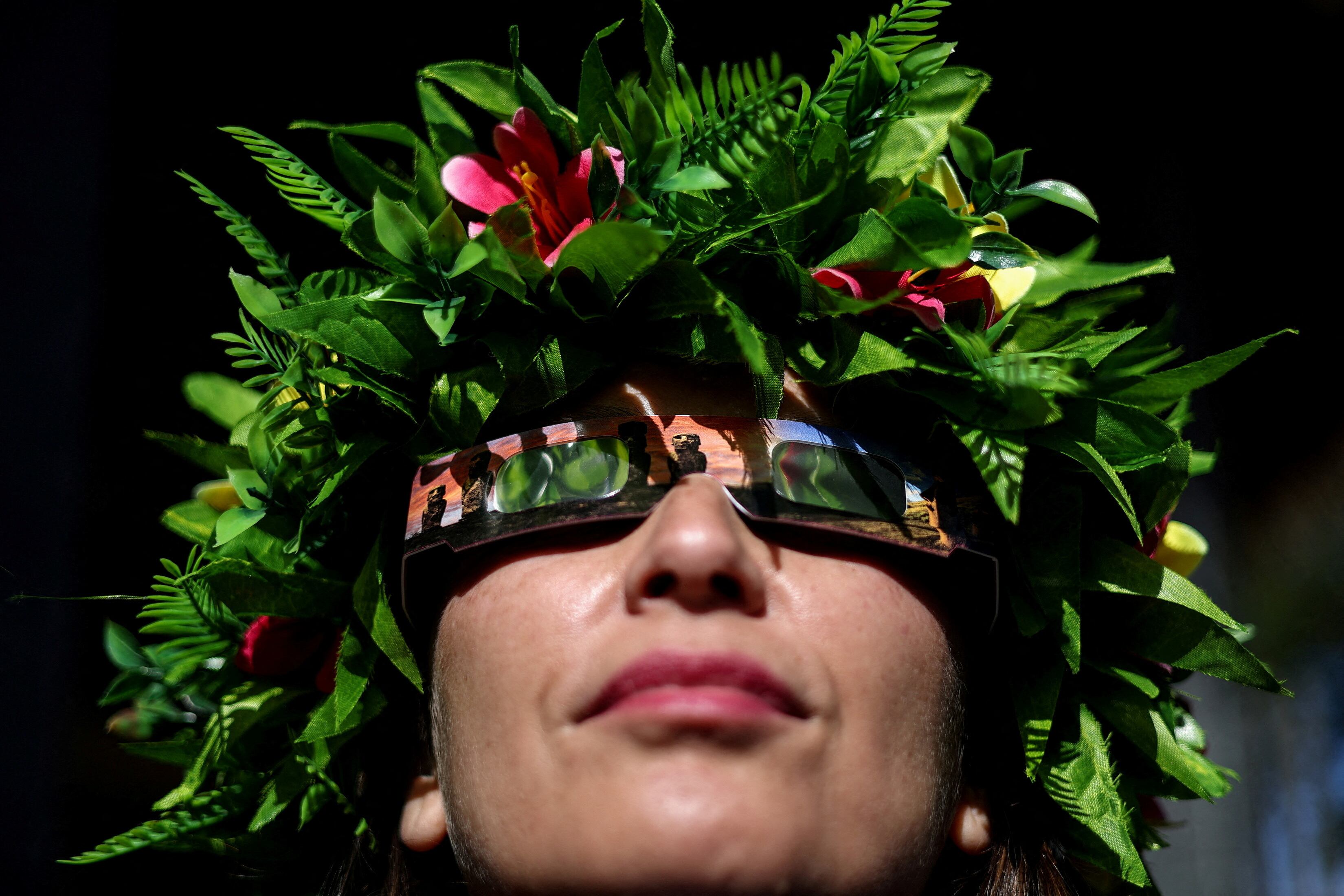 Una mujer observa en Hanga Roa, Isla de Pascua un eclipse solar (REUTERS/Ivan Alvarado)