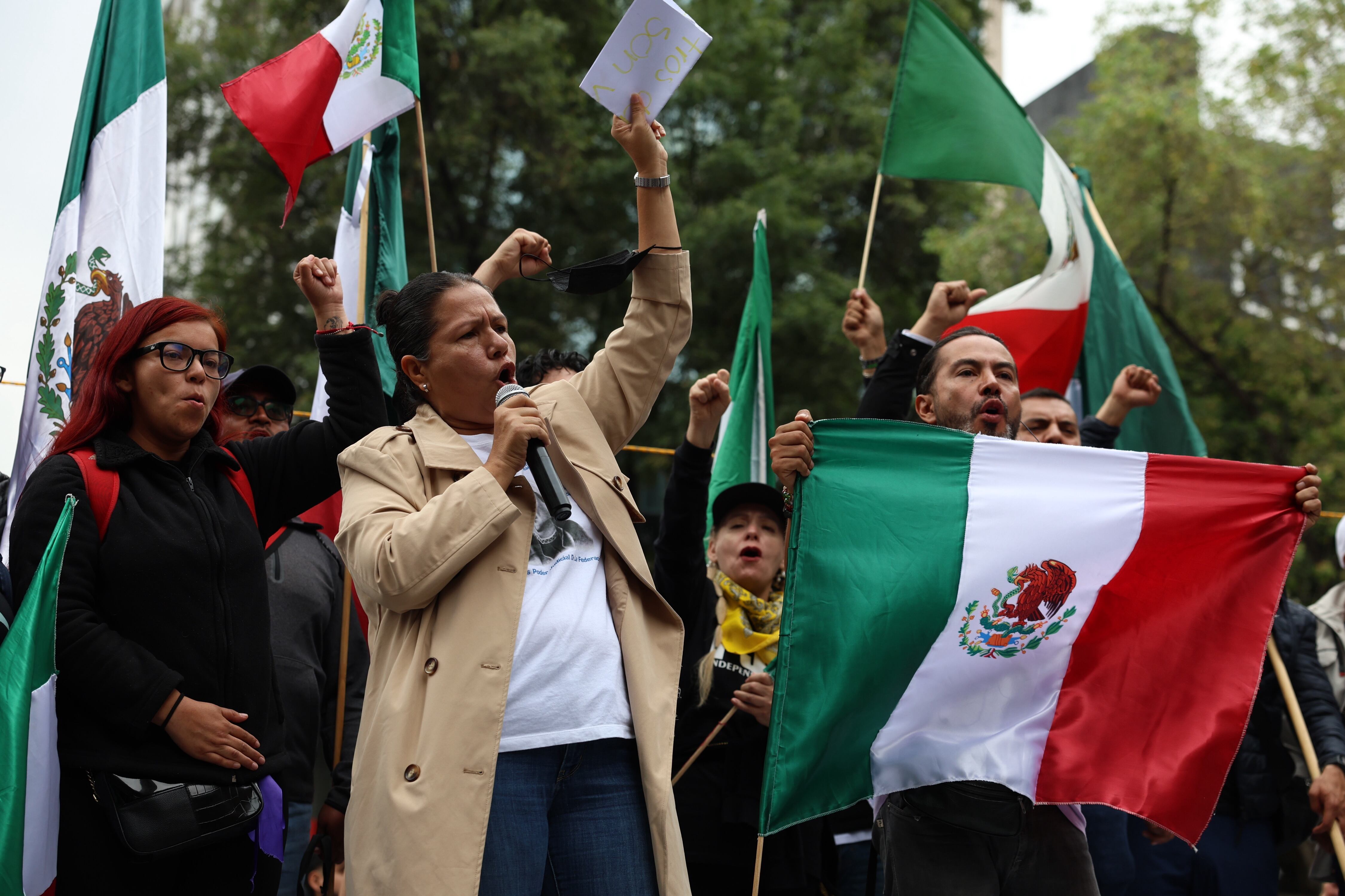 Trabajadores del poder judicial de la federación protestan este miércoles, en los alrededores del Senado de la República, en Ciudad de México (México). EFE/ Sáshenka Gutiérrez
