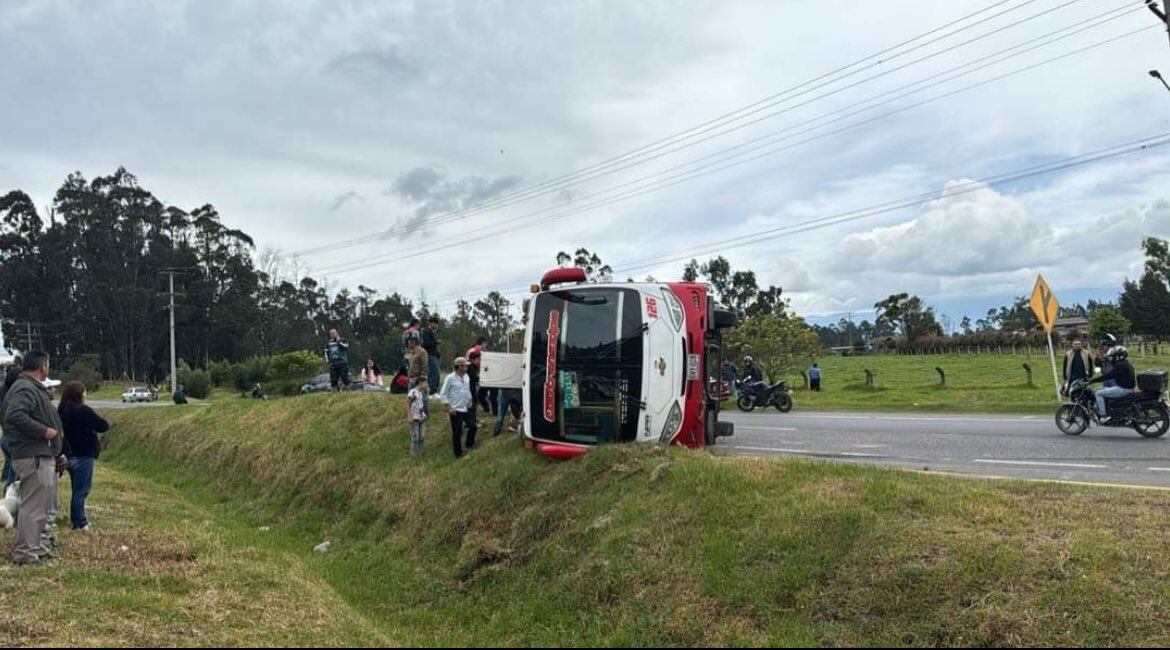 Las personas que se movilizan por esta carretera reportaron el accidente - crédito @Nctnoticias / XA