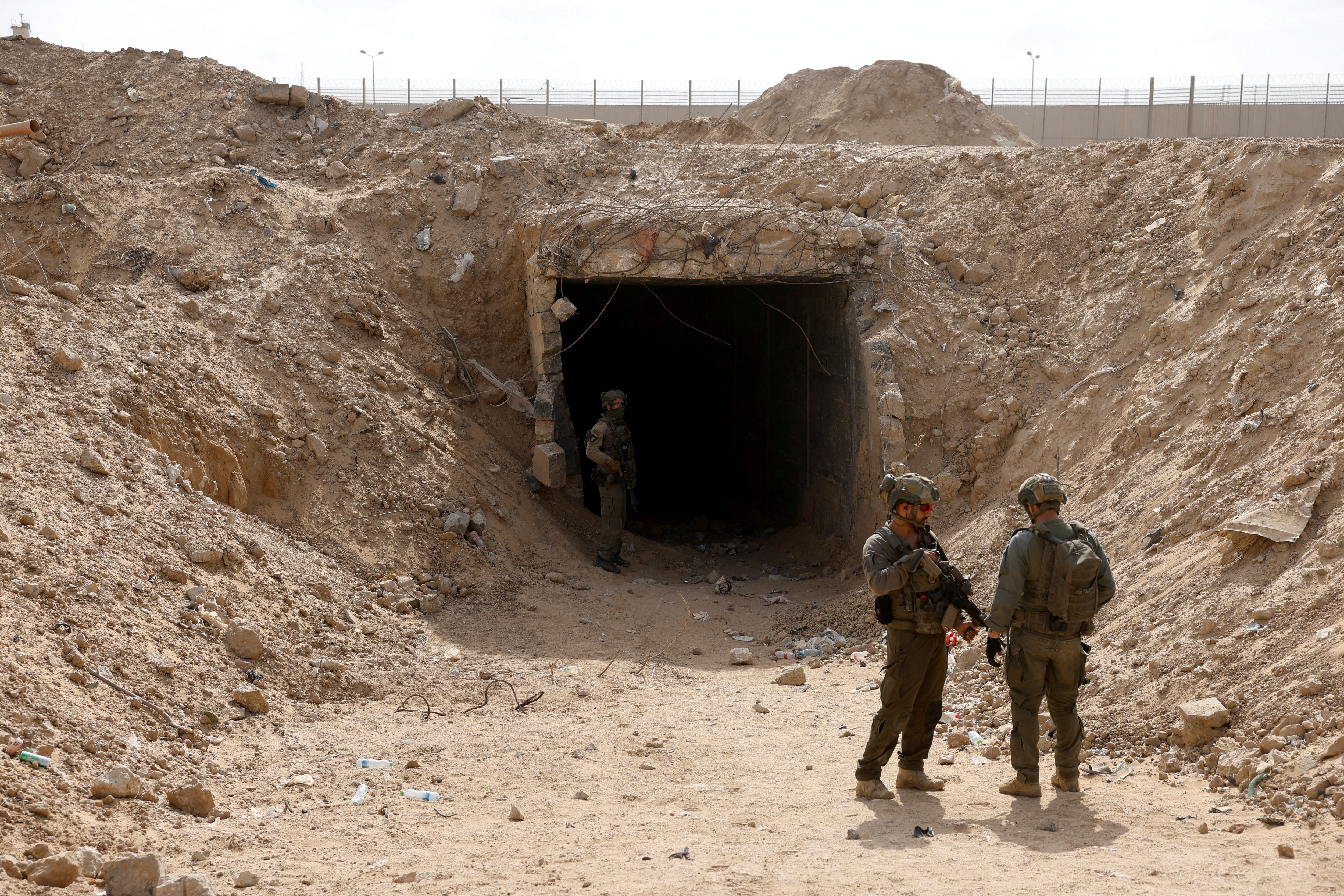 Soldados israelíes se encuentran a la entrada de un túnel que conduce a Egipto en medio del conflicto en curso entre Israel y el grupo islamista palestino Hamas en la Franja de Gaza, en el área del Corredor Filadelfia en el sur de Gaza, el 13 de septiembre de 2024. REUTERS/Amir Cohen