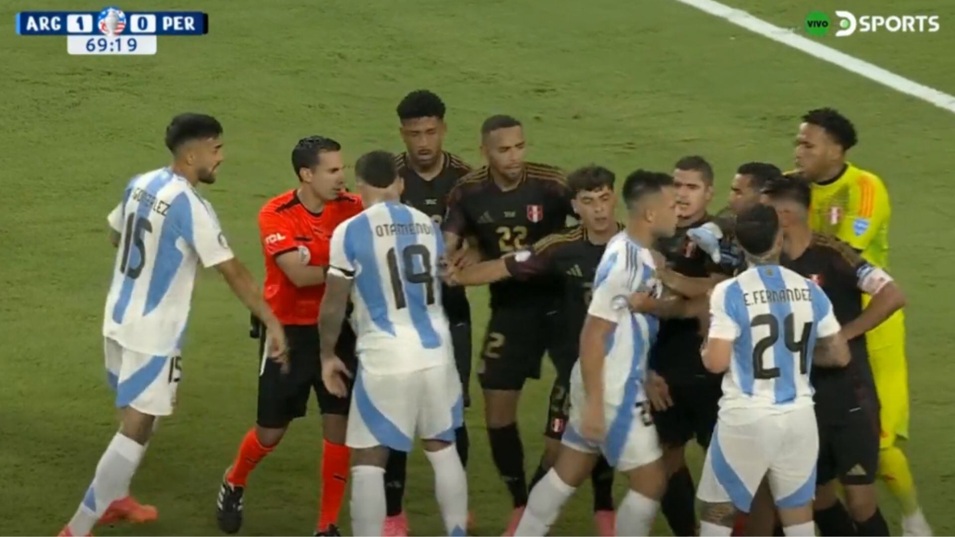 Peruanos y argentinos protagonizaron tenso momento tras el cobro de penal a favor de la 'albiceleste' en duelo por Copa América 2024.