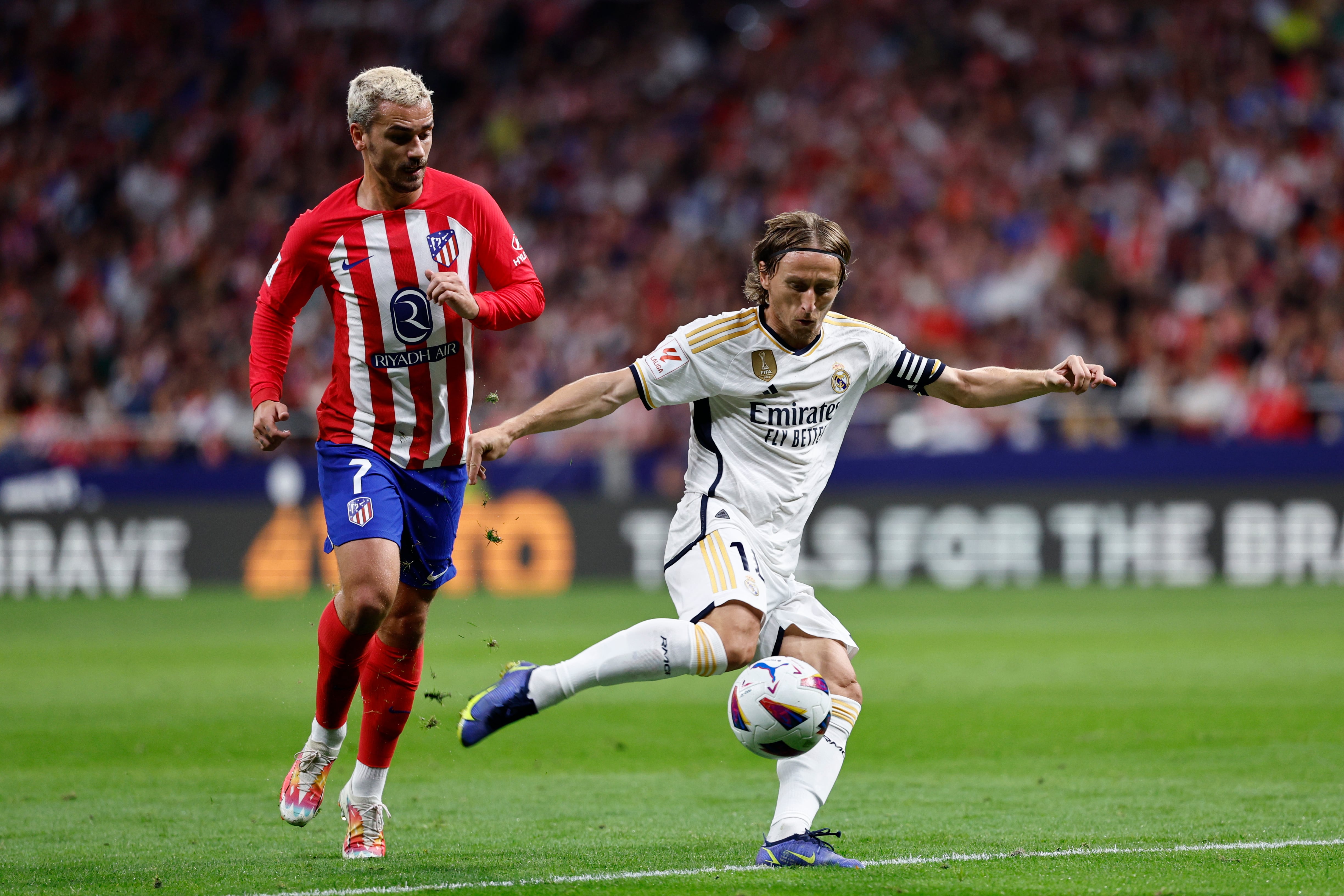 Antoine Griezmann disputa una posesión ante Luka Modric  (Rodrigo Jimenez/EFE)
