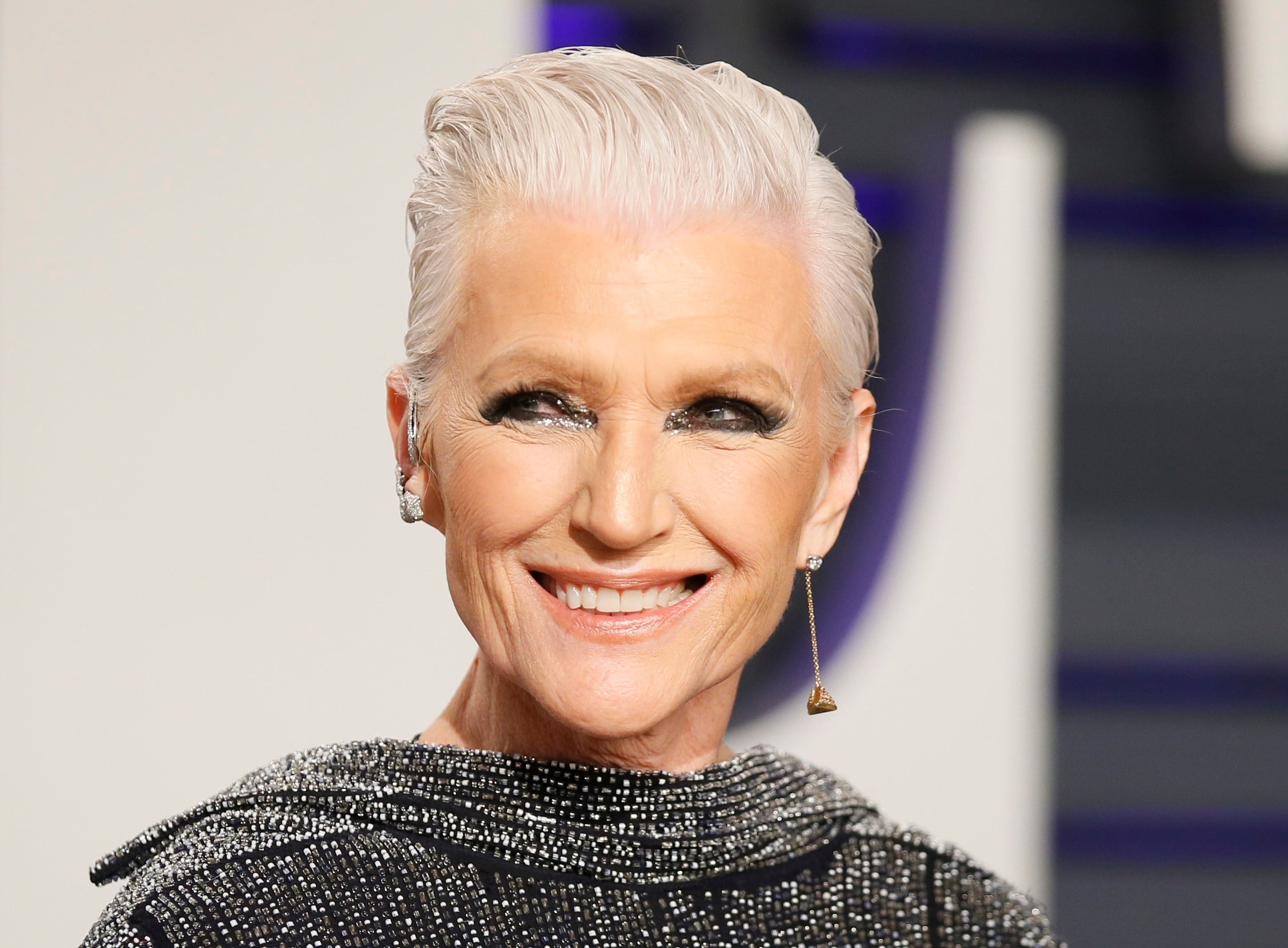 Maye Musk comenzó su carrera a los 15 años y, décadas después, su cabello canoso se transformó en su marca personal (REUTERS/Danny Moloshok)