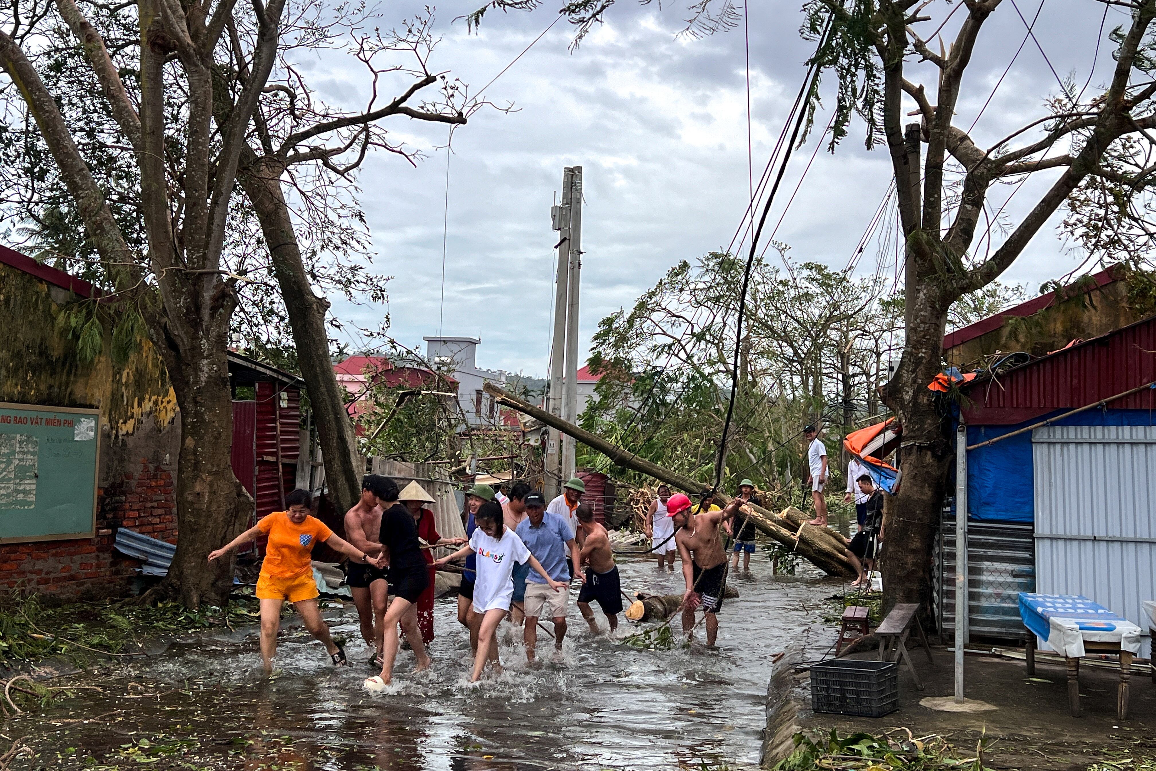 La gente usa cuerdas para retirar árboles caídos tras el impacto del tifón Yagi, Hai Phong, Vietnam, 8 de septiembre de 2024. REUTERS/Minh Nguyen