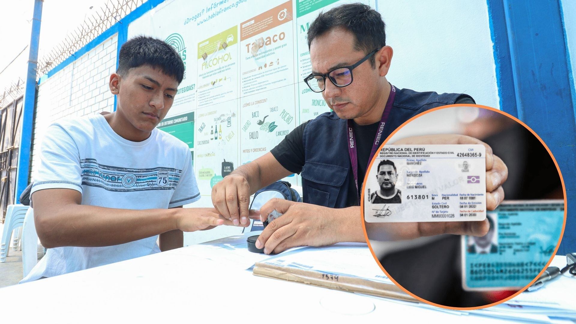 Un funcionario del Reniec ayuda a tramitar a un joven la versión electrónica de su documento nacional de identidad (DNI), en el distrito de Mi Perú, en el Callao.