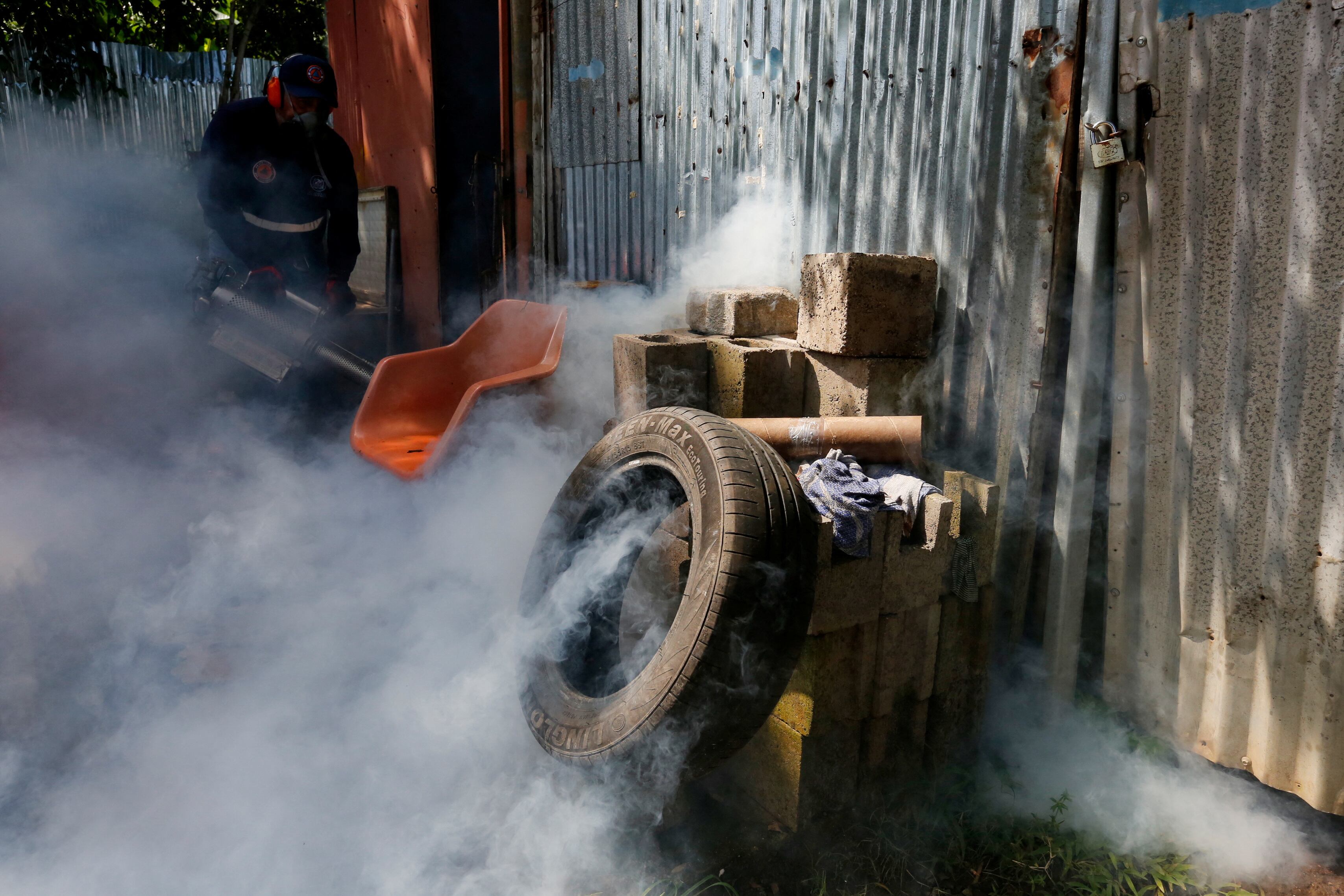 Los criaderos de mosquitos son fumigados en lugar de ser limpiados y descacharrizados en muchos lugares (REUTERS/Jose Cabezas)