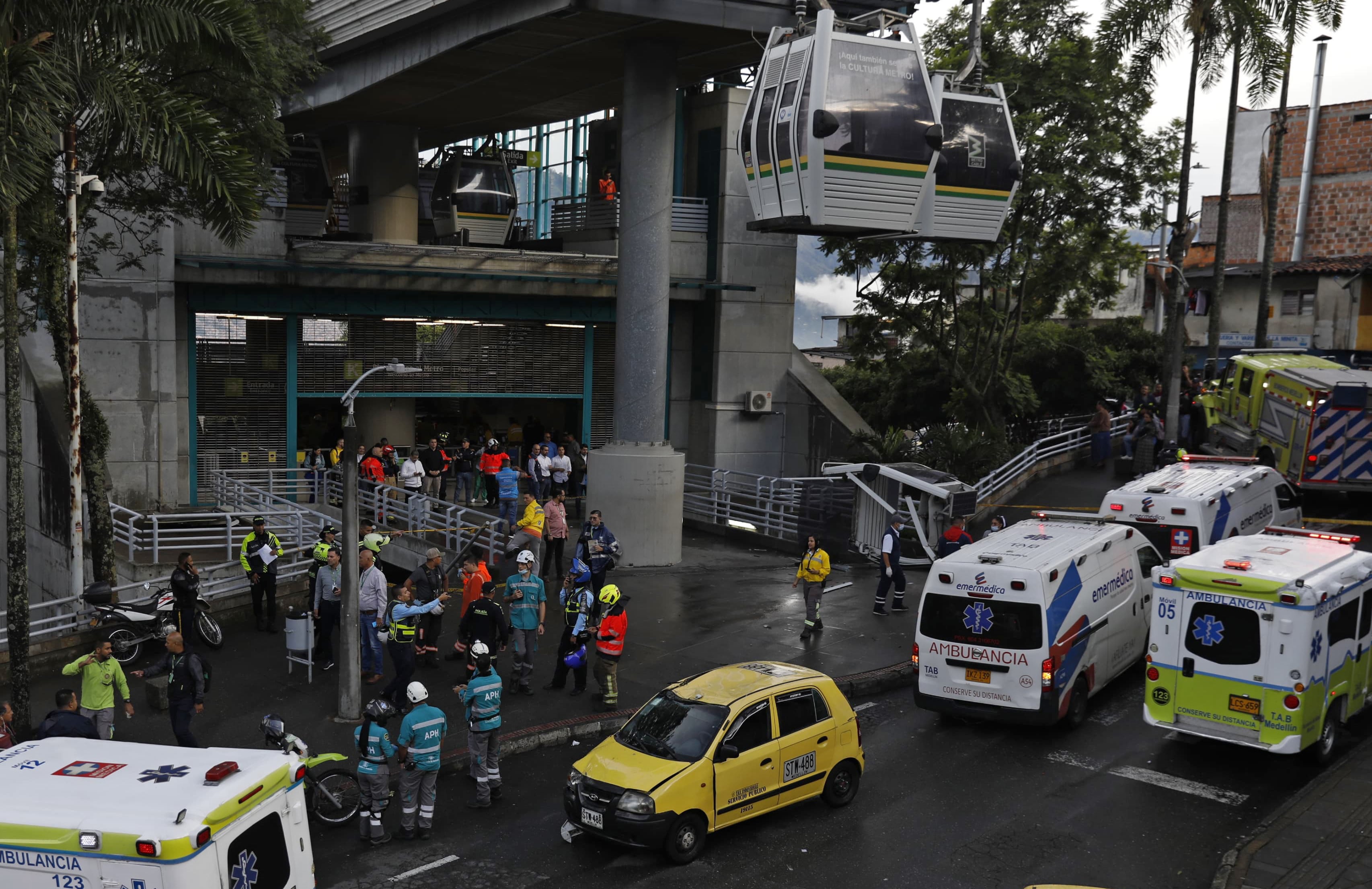 Rescatistas trabajan en la zona donde una cabina del sistema de transporte Metrocable cayó este 26 de junio de 2024 en Medellín (Colombia). EFE/Luis Eduardo Noriega
