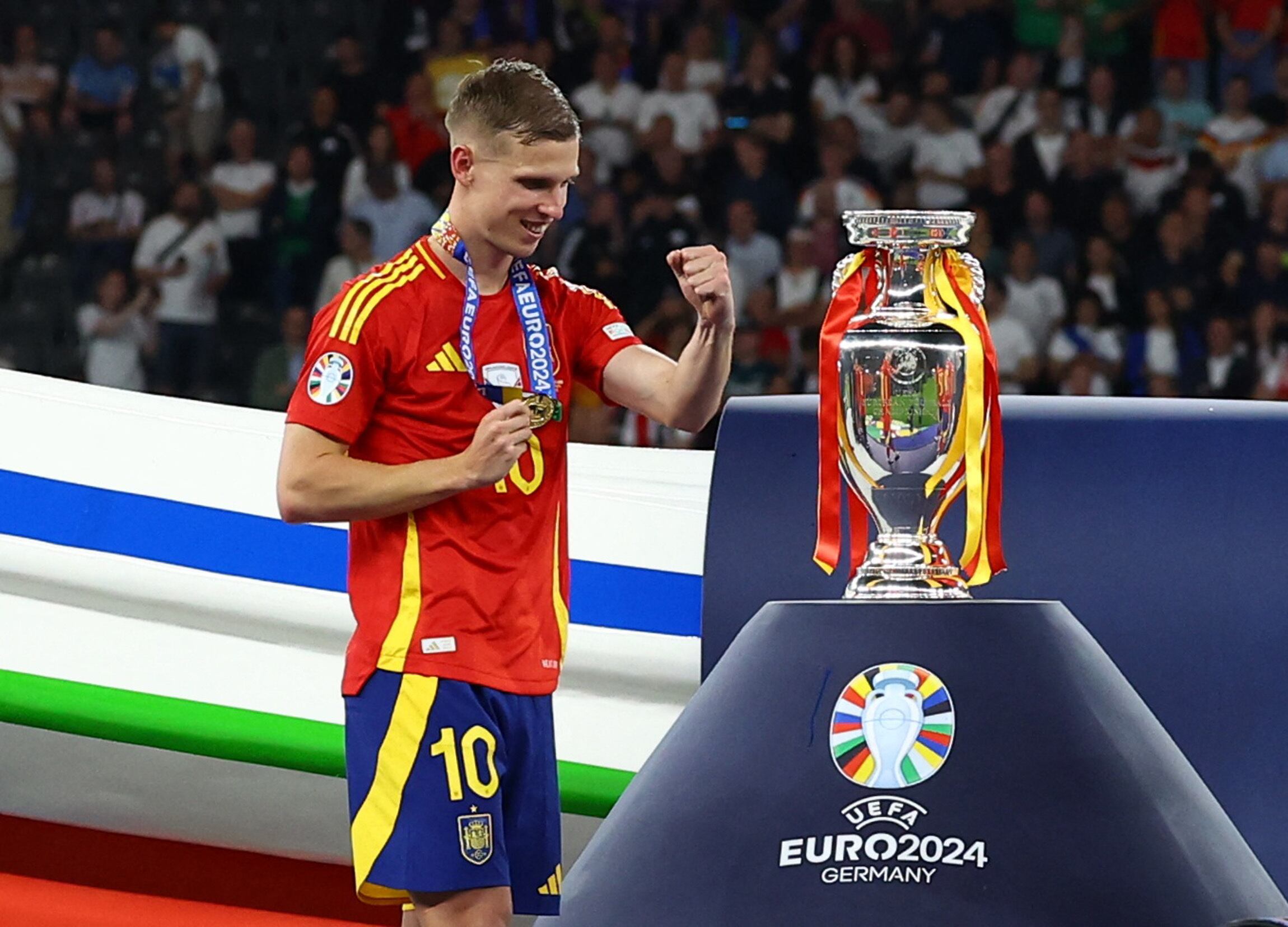 Dani Olmo con la conseguida Eurocopa. REUTERS/Lee Smith