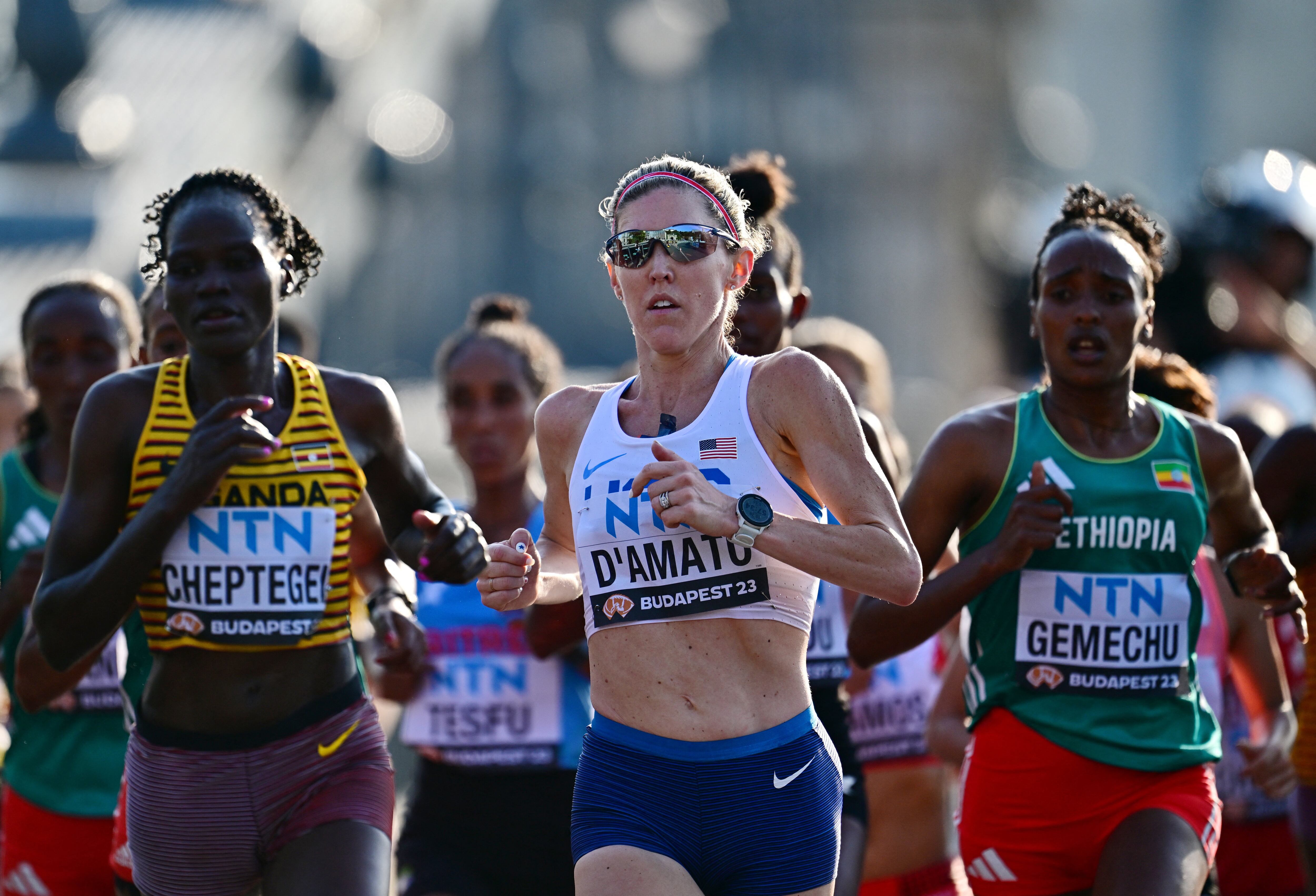 Rebecca Cheptegei de Uganda, Keira D'Amato de los EE.UU. y Tsehay Gemechu de Etiopía en acción durante la final del maratón femenino el 26 de agosto de 2023 (REUTERS/Marton Monus)
