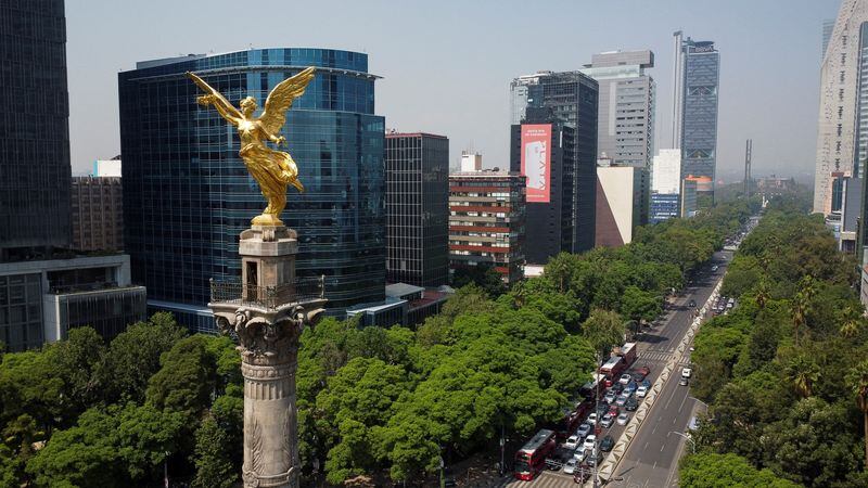 FOTO DE ARCHIVO: Una vista de dron muestra el monumento del Ángel de la Independencia, una columna de la victoria en una rotonda de la importante vía de Paseo de la Reforma en el centro de Ciudad de México, México. 30 de mayo de 2024. REUTERS/Raquel Cunha