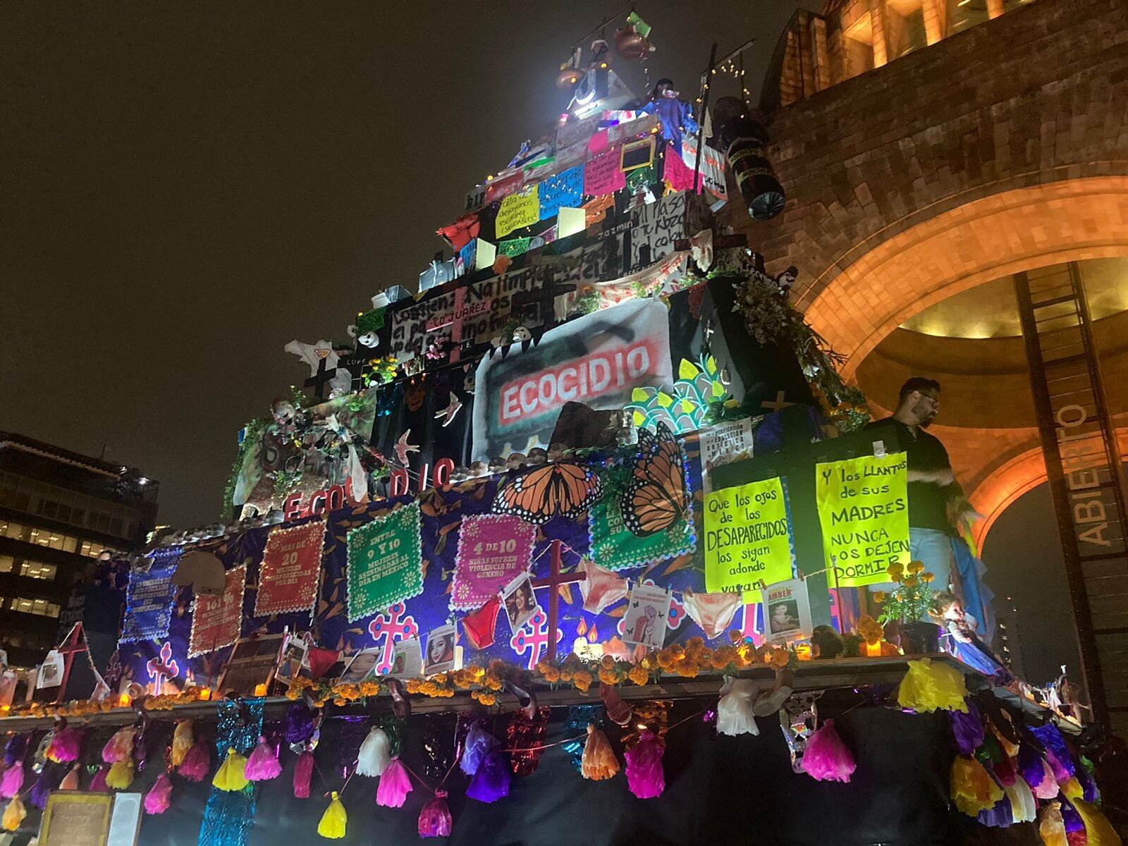 Mega altar instalado en el Monumento a la Revolución. (X/@MLopezSanMartin)