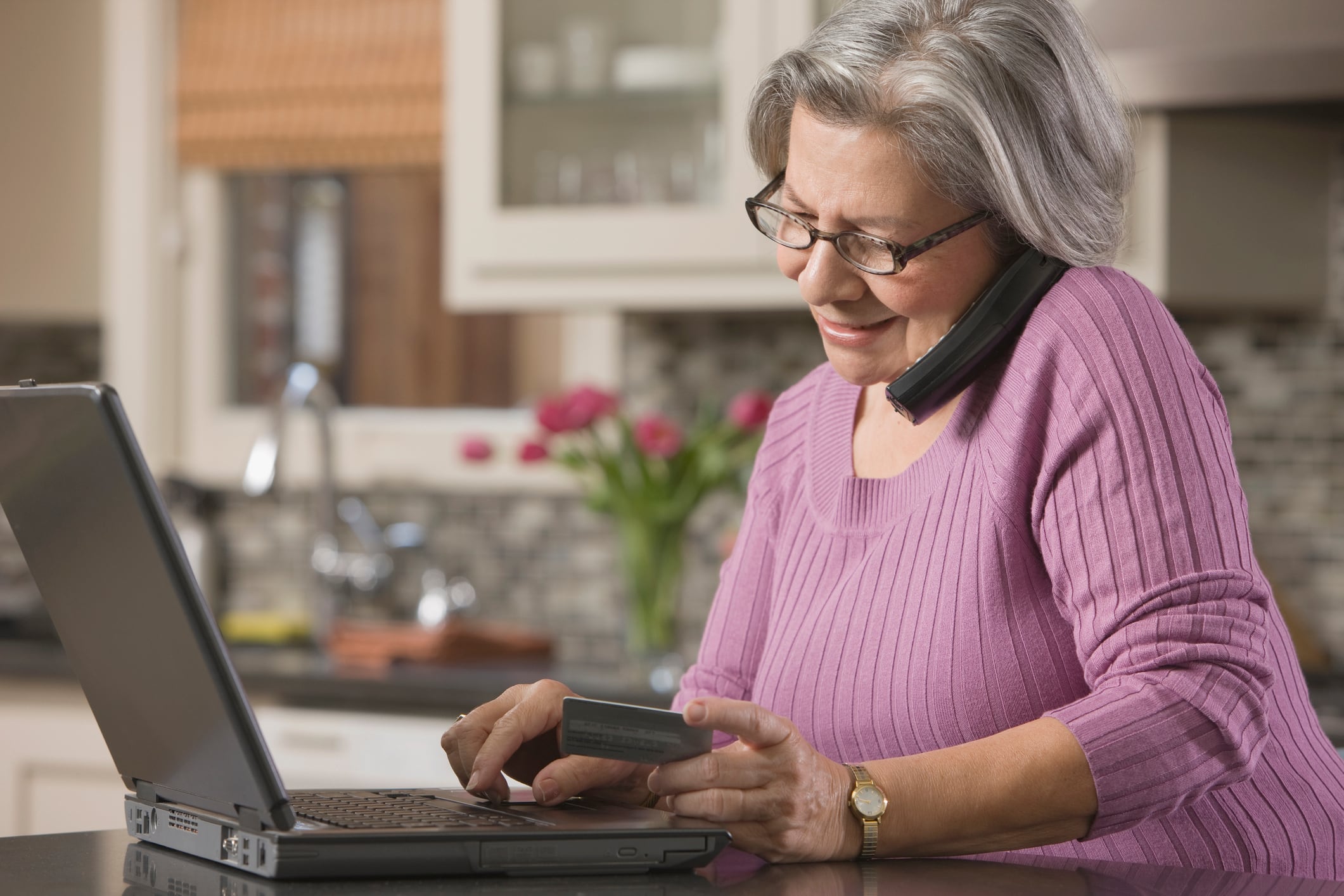 Una pensionista habla por teléfono durante los trámites de una herencia. (Getty)