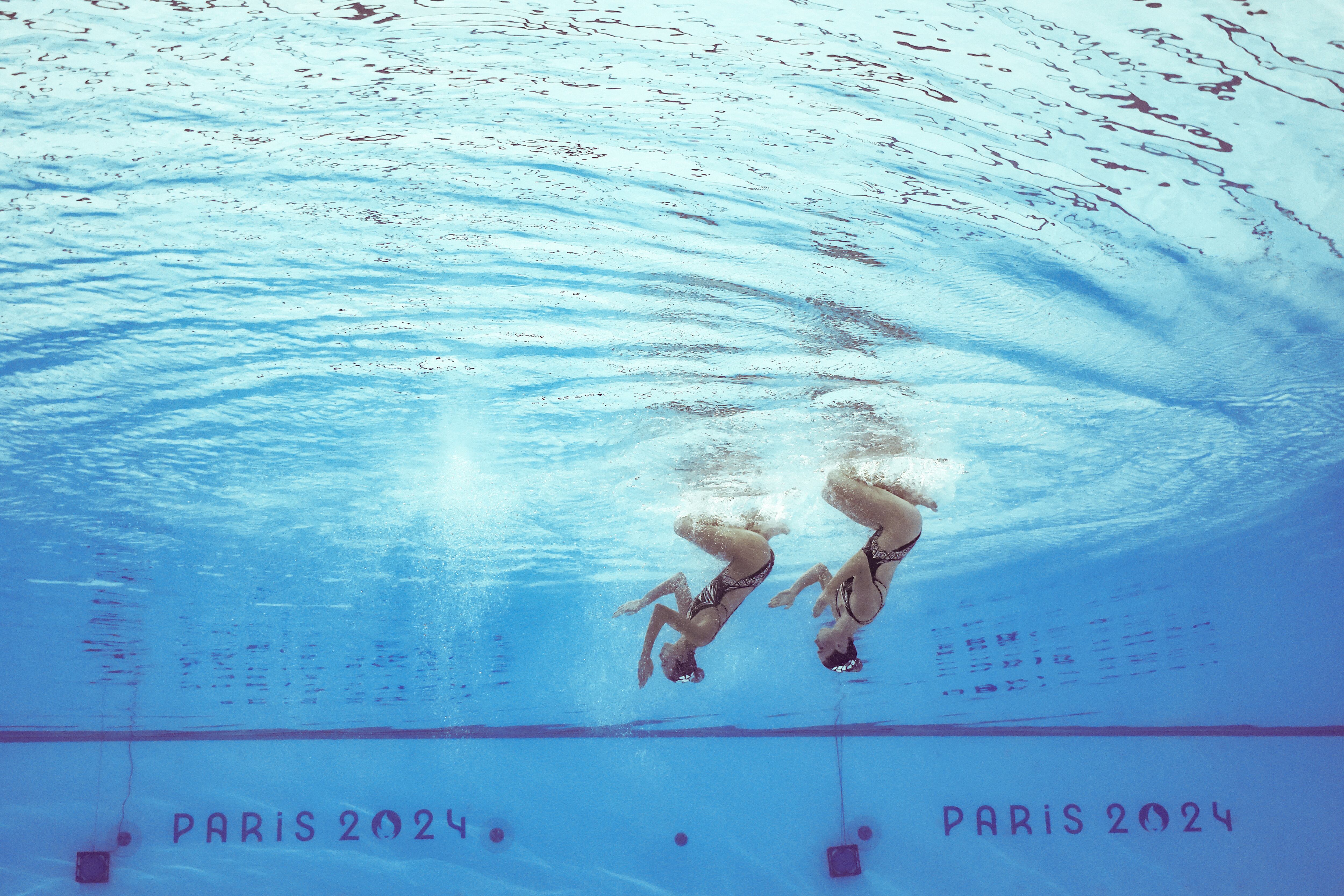 Paris 2024 Olympics - Artistic Swimming - Duet Technical Routine - Aquatics Centre, Saint-Denis, France - August 09, 2024. Rayna Buckle of Australia and Kiera Gazzard of Australia perform. REUTERS/Marko Djurica