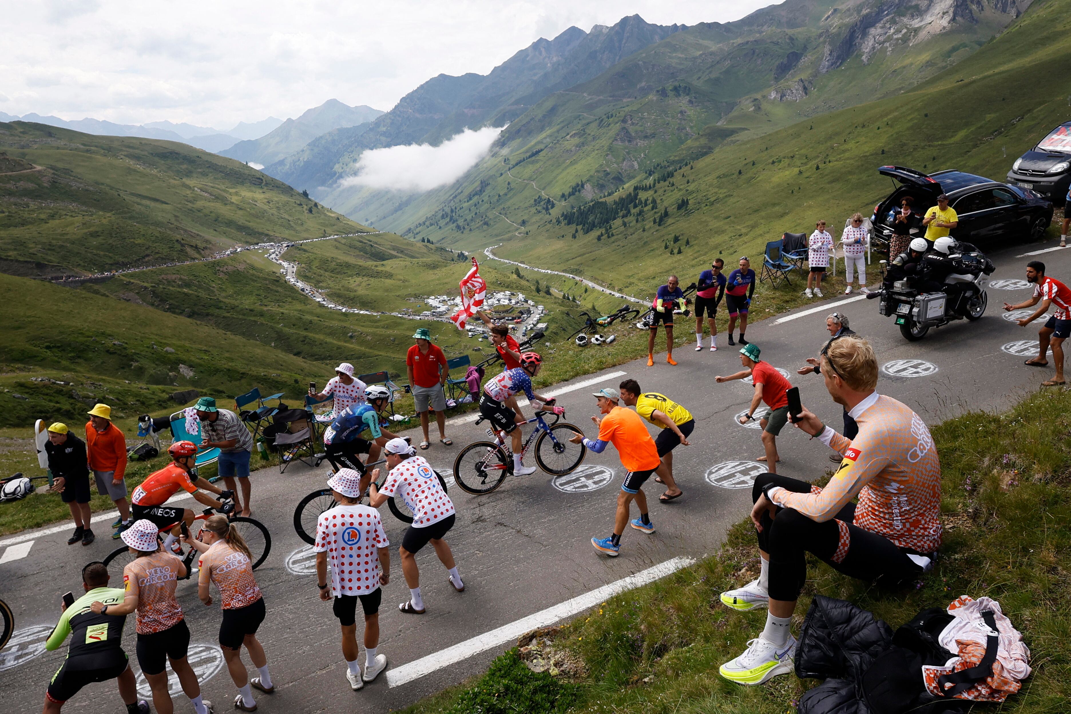 Oier Lazkano gana el puerto de montaña en el Tournalet crédito -Stephane Mahe/REUTERS 