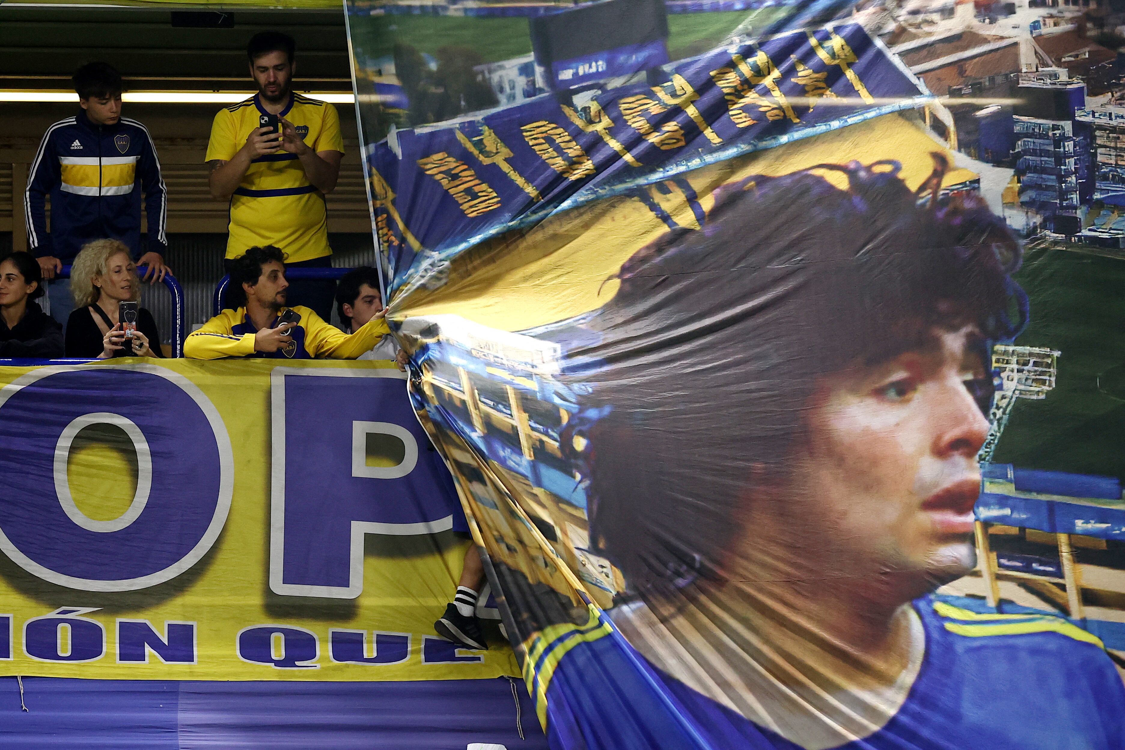 La bandera de Maradona que acompaña a Boca en los recibimientos en la Bombonera (REUTERS/Agustin Marcarian)