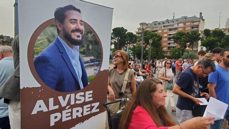 Gente acudiendo a un mitin de Alvise Pérez, líder de Se Acabó La Fiesta (elDiario.es)