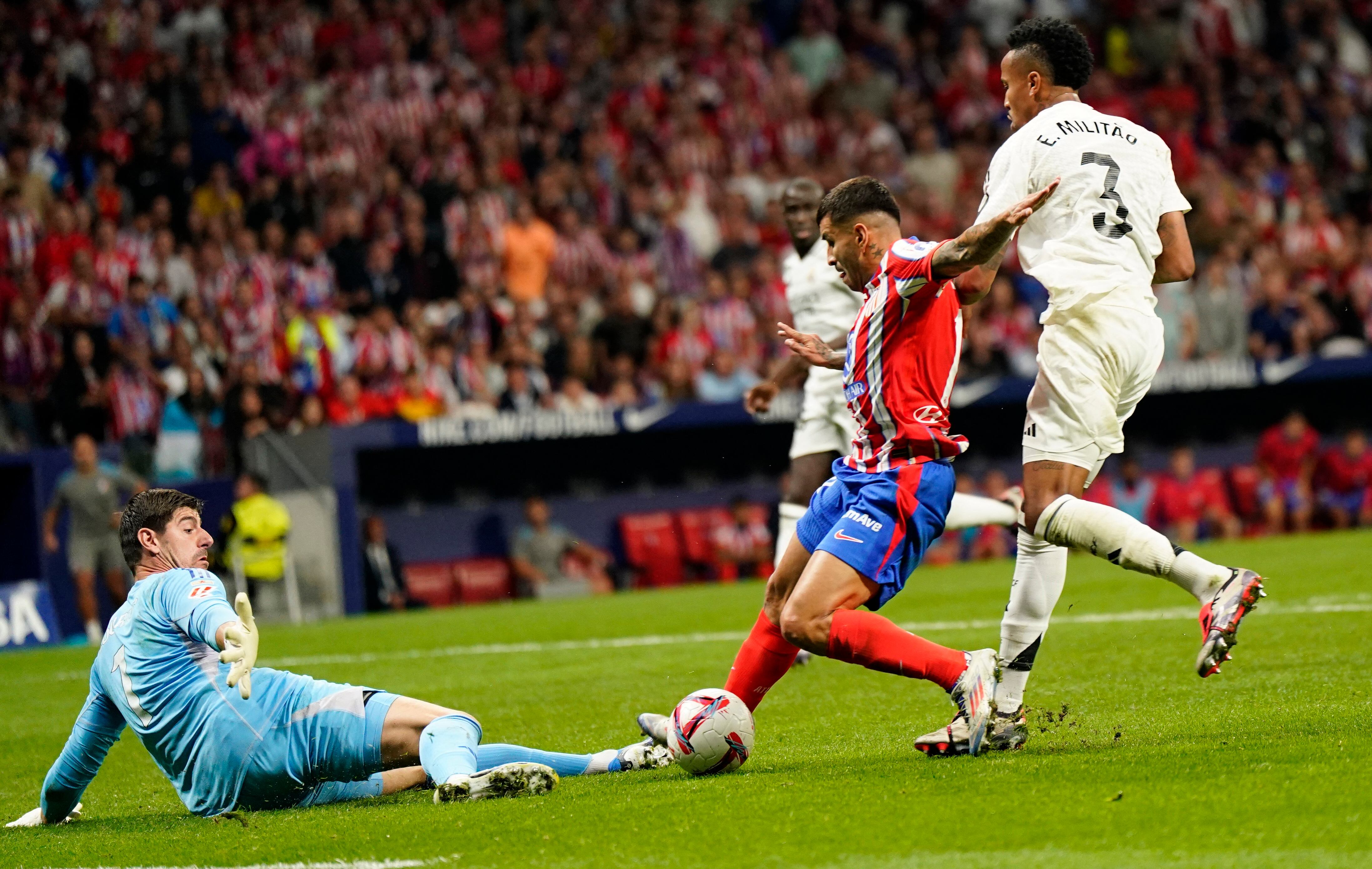 Jugada en la que Ángel Correa anota el gol del empate en el derbi frente al Real Madrid. (Ana Beltrán / Reuters)