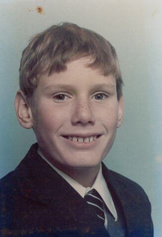 En su primer año en la escuela secundaria de Reigate en 1974. (De: Keir Starmer, una biografía)