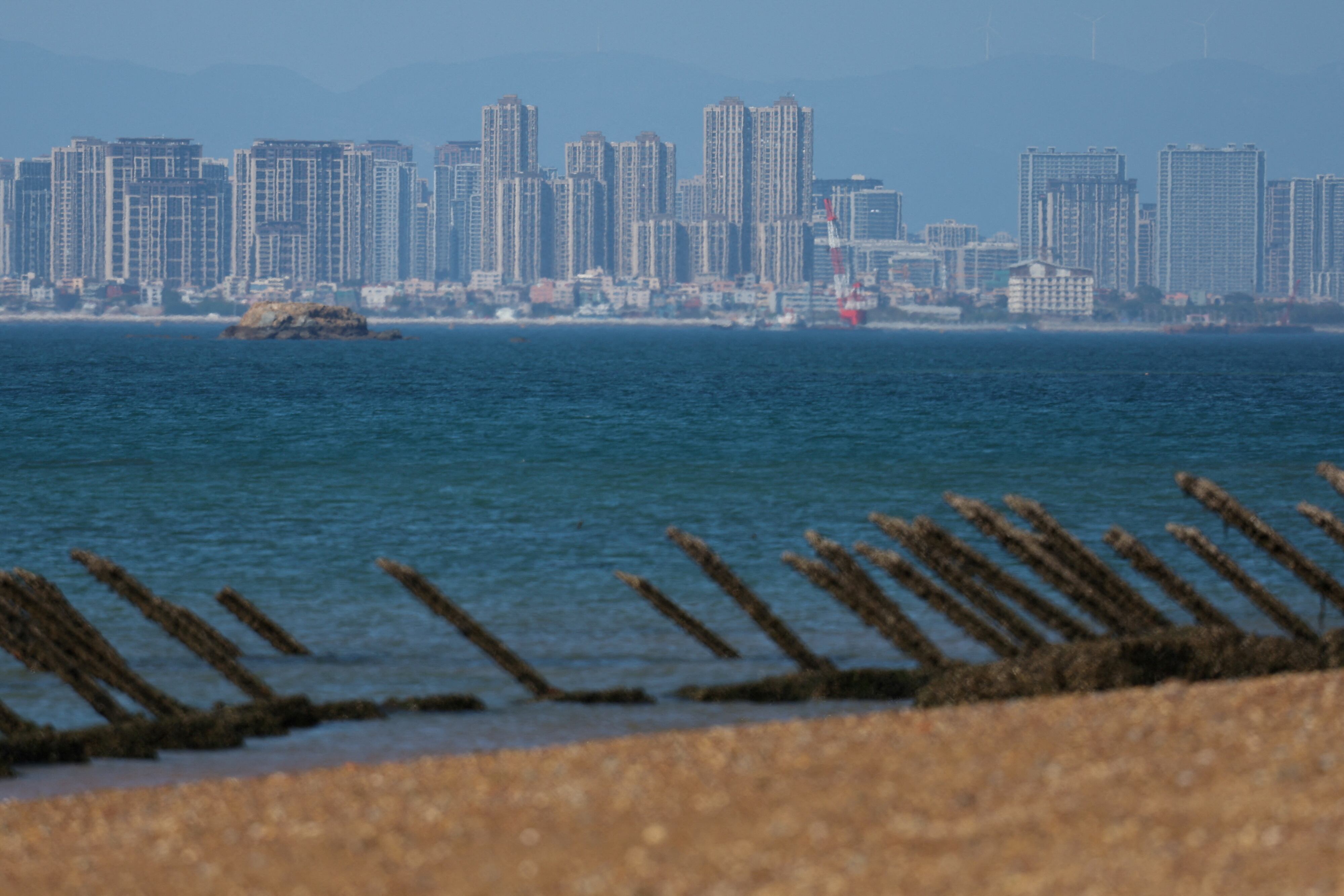 Barricadas antidesembarco en la playa, con la ciudad china de Xiamen al fondo, en Kinmen, Taiwán. (REUTERS/Ann Wang/Foto de archivo)