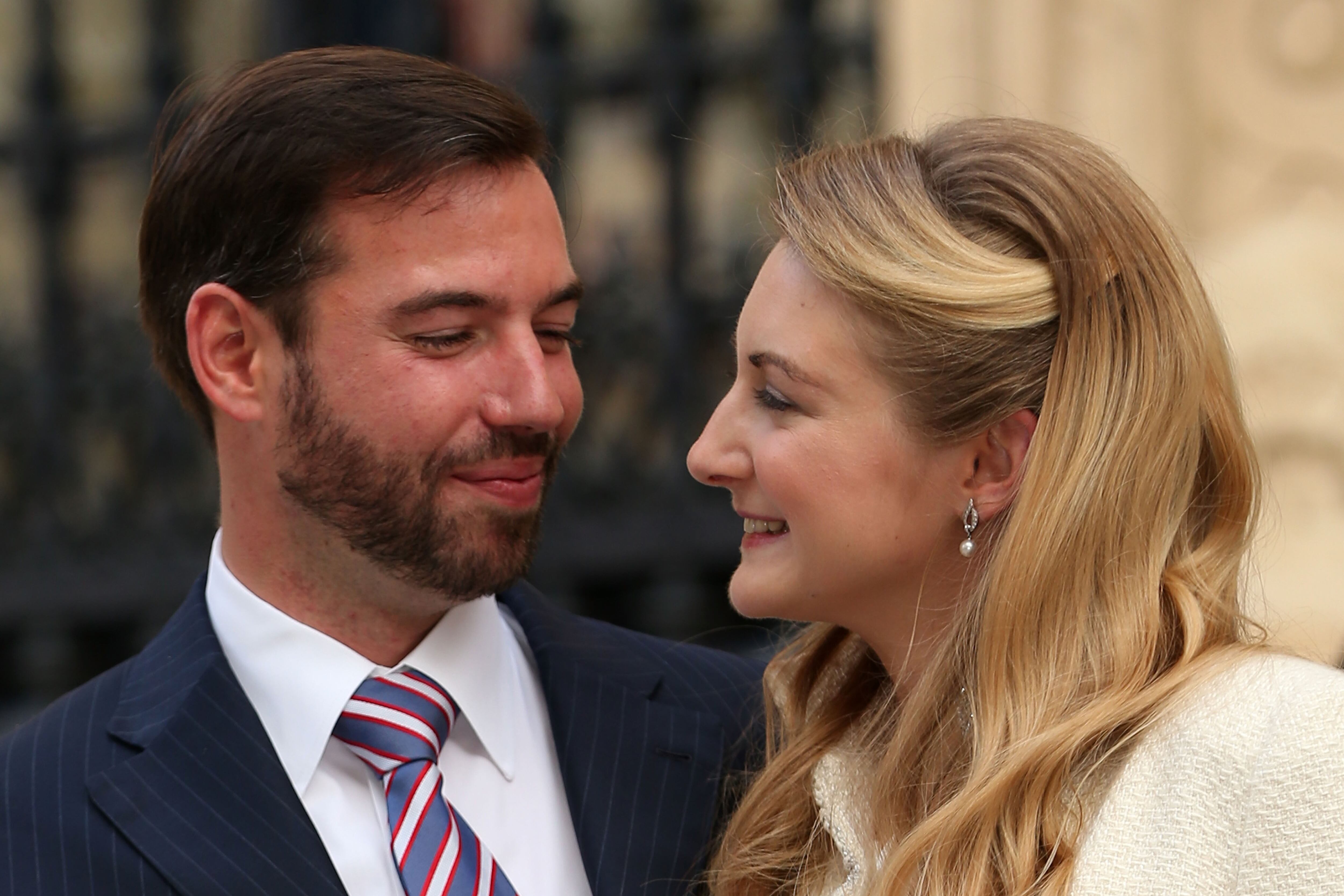 LUXEMBURGO - 19 DE OCTUBRE: Los recién casados, el Príncipe Heredero Guillaume y la Princesa Stephanie de Luxemburgo, caminan hacia el Palacio Gran Ducal después de la ceremonia civil de la boda del Príncipe Guillaume de Luxemburgo y Stephanie de Lannoy en el Hotel De Ville el 19 de octubre de 2012 en Luxemburgo. Luxemburgo. El Gran Duque hereditario de Luxemburgo, de 30 años, es el último príncipe hereditario en Europa en casarse, casándose con su novia, la condesa belga de 28 años, en una lujosa ceremonia de dos días.  (Foto de Sean Gallup/Getty Images)