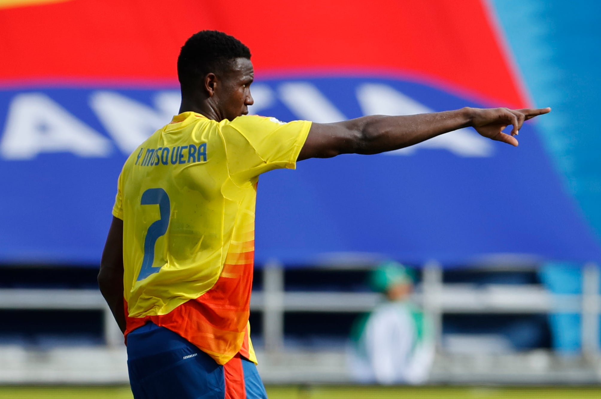 Yerson Mosquera celebra un gol con los jugadores en un partido de las eliminatorias sudamericanas para el Mundial de 2026. - crédito Mauricio Dueñas Castañeda / EFE
