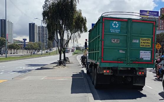 Tractocamión varado - localidad Ciudad Bolívar - crédito @TránsitoBogotá/X