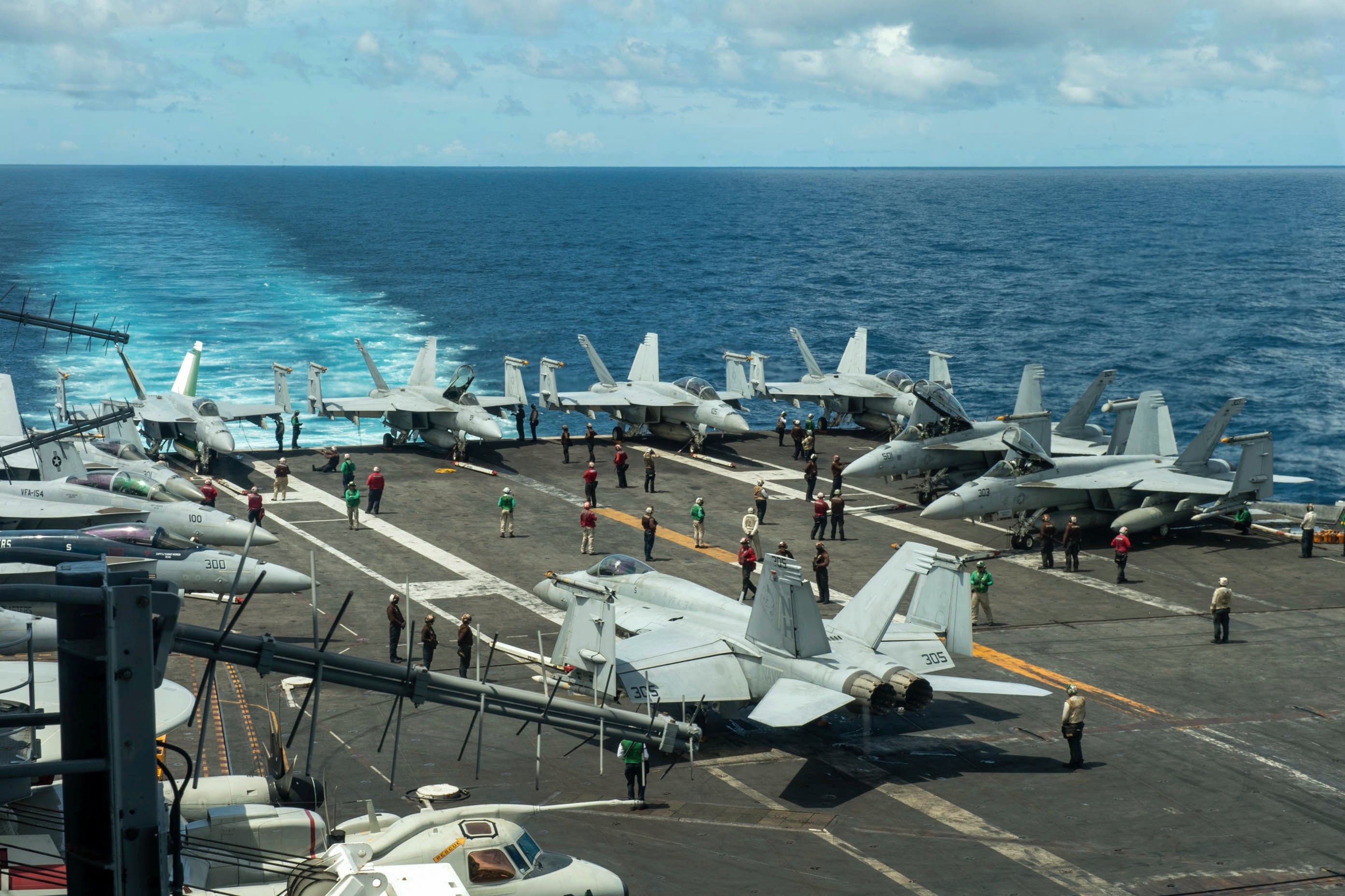 En esta imagen publicada por la Armada de Estados Unidos, la cubierta del portaaviones de clase Nimitz USS Theodore Roosevelt el 4 de julio de 2024 en el mar de China Meridional. El Roosevelt reemplazará al USS Dwight D. Eisenhower en la campaña de la Armada estadounidense contra los ataques de rebeldes hutíes en Yemen contra el tráfico mercante en el corredor del mar Rojo, asociados a la guerra entre Israel y Hamás en la Franja de Gaza. (Seaman Ryan Holloway/Armada de Estados Unidos via AP)