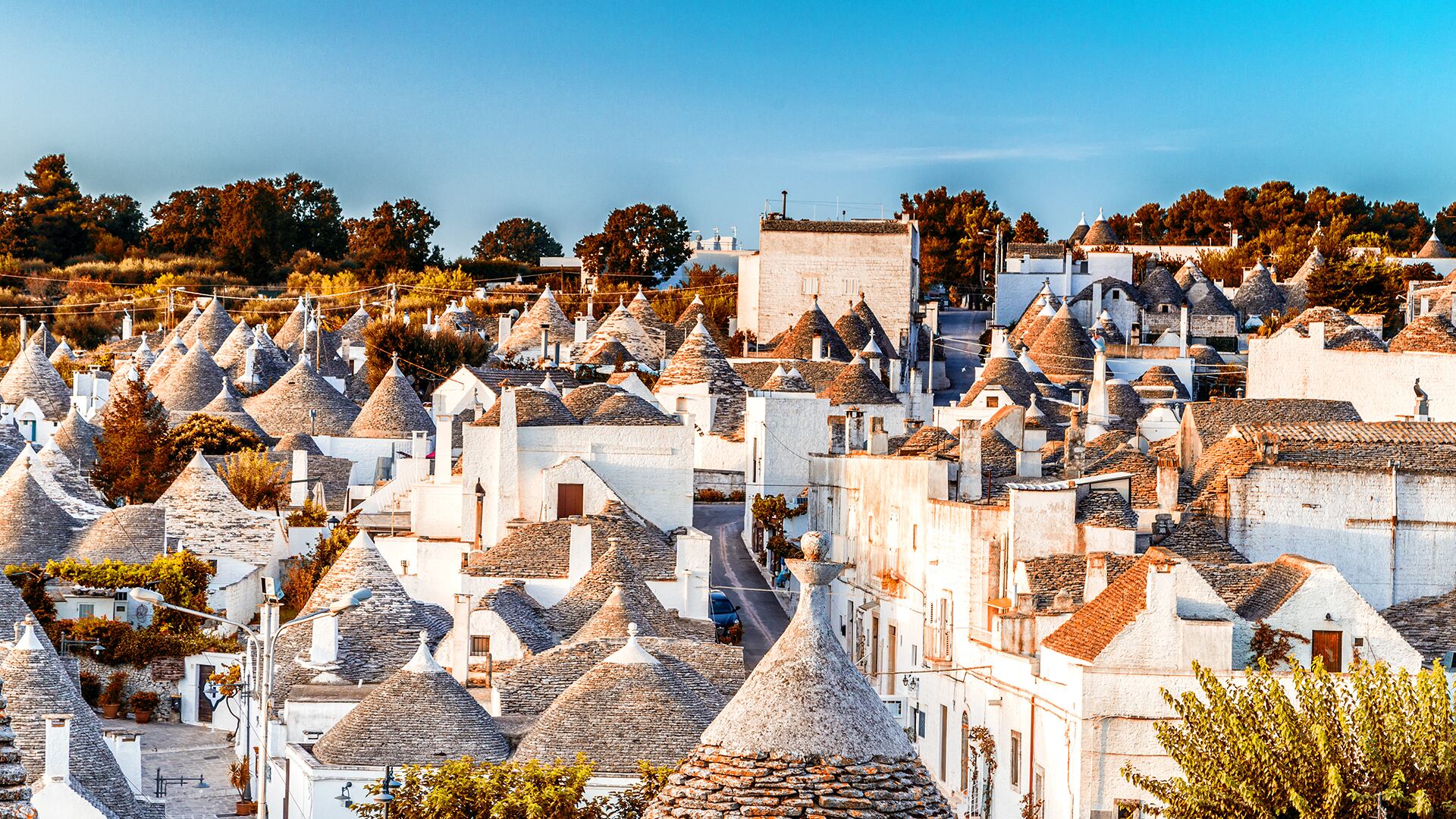 Alberobello en Italia destaca por sus trulli, casas cónicas de piedra que datan del siglo XV (Getty)